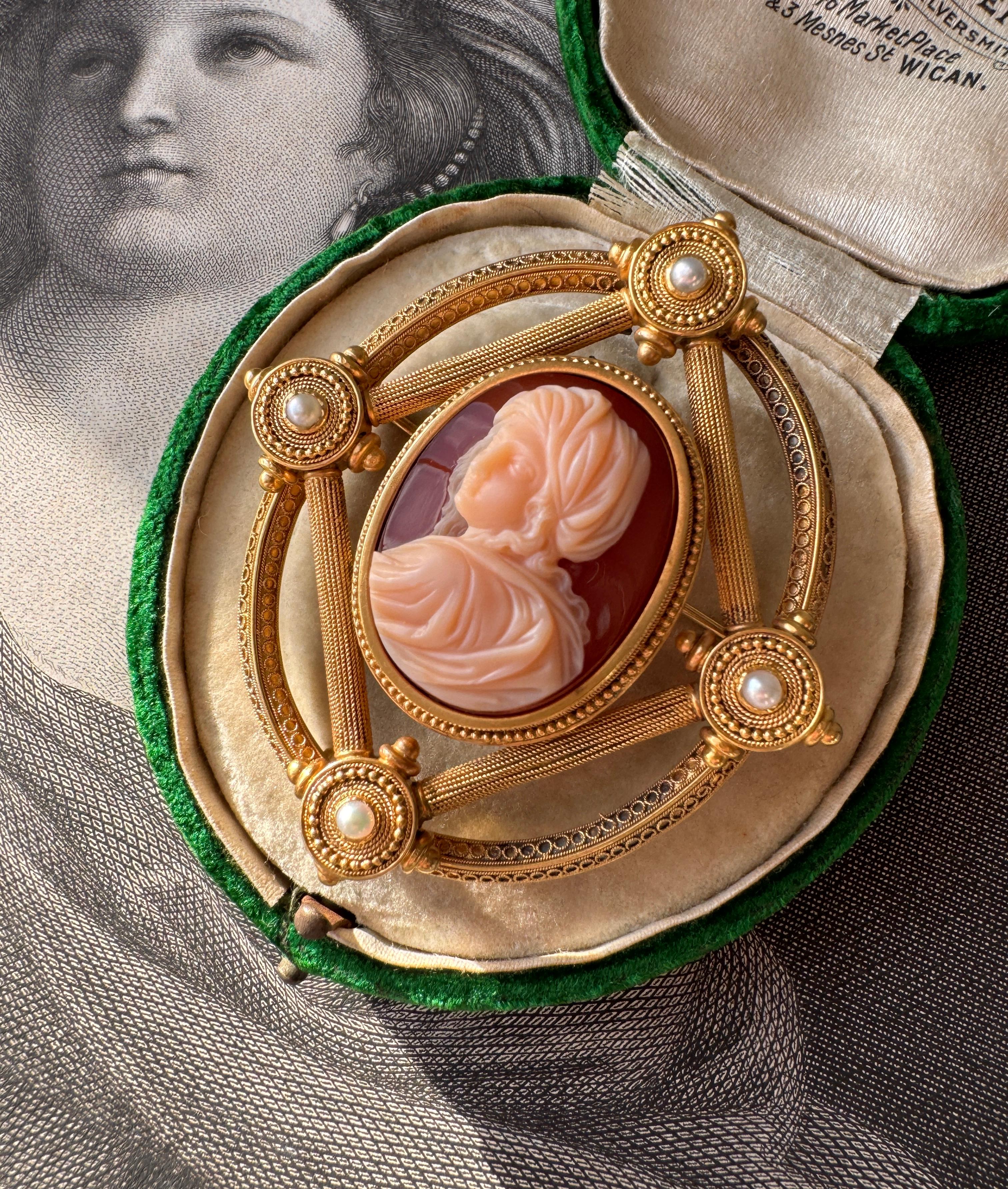 Etruscan Revival Hardstone Agate Cameo of Beatrice Cenci by Filippo Tignani For Sale 2