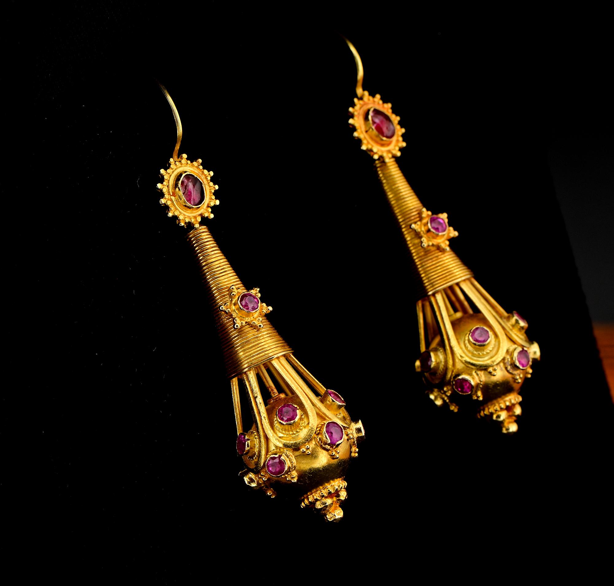 Etruscan Revival Natural Ruby 18 KT Gold long drop Earrings In Good Condition For Sale In Napoli, IT