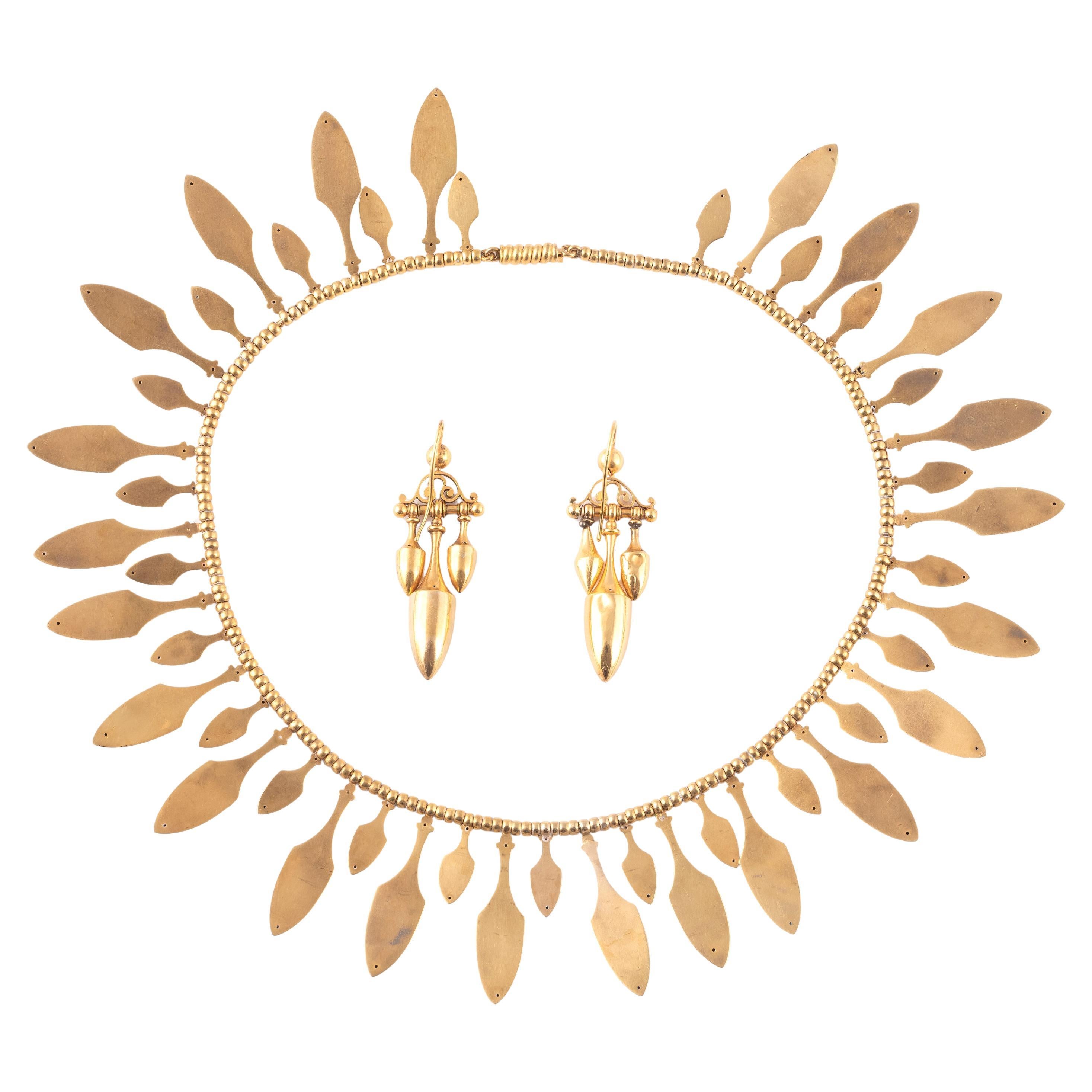 La frange comprend des amphores stylisées, de longueurs alternées, les boucles d'oreilles de conception similaire, longueurs : collier 40,5cm, boucles d'oreilles 4,5cm, étui ajusté.
Poids : 58gr.