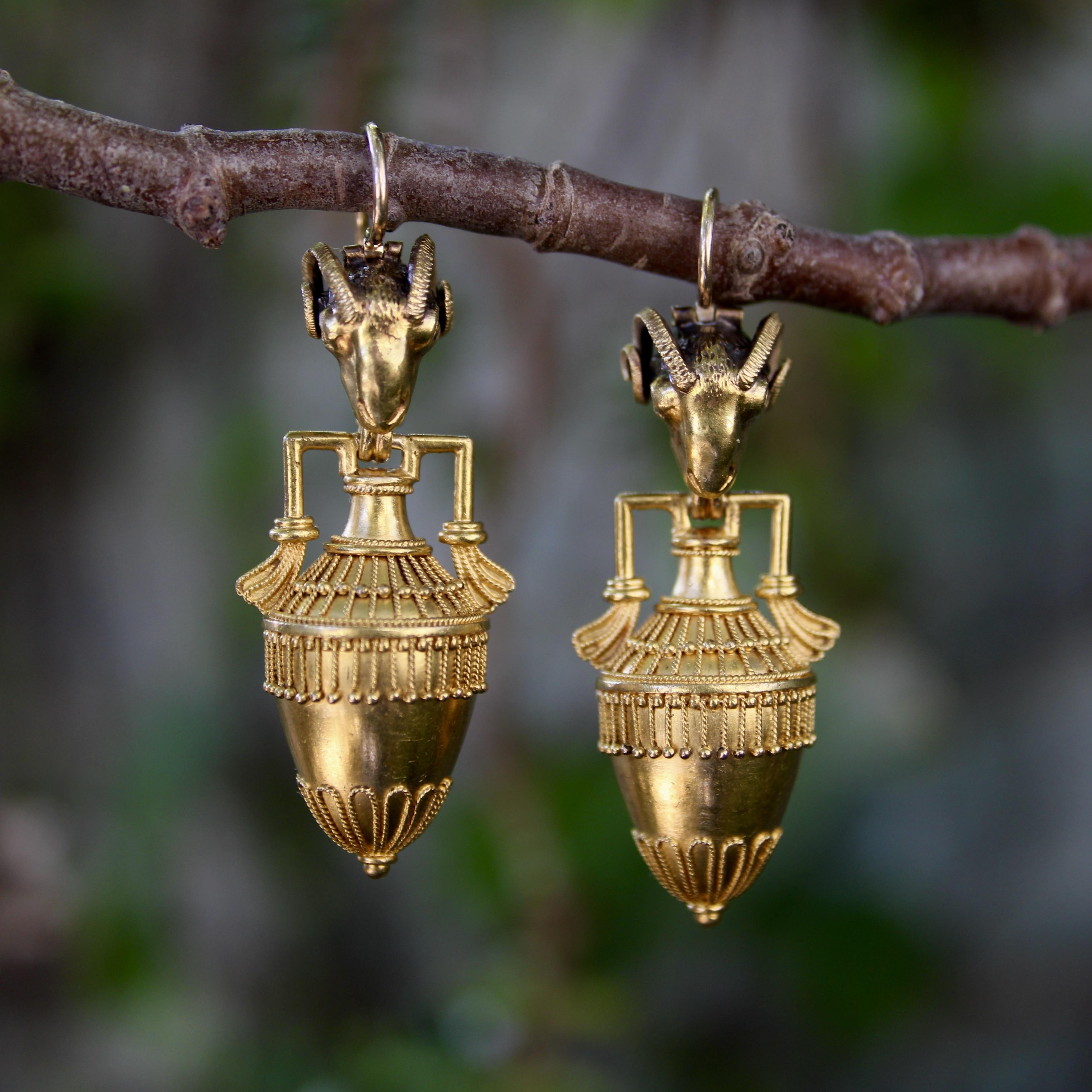Boucles d'oreilles Cannetille en or 14K avec tête de bélier et Amphora de style néo-étrusque en vente 5