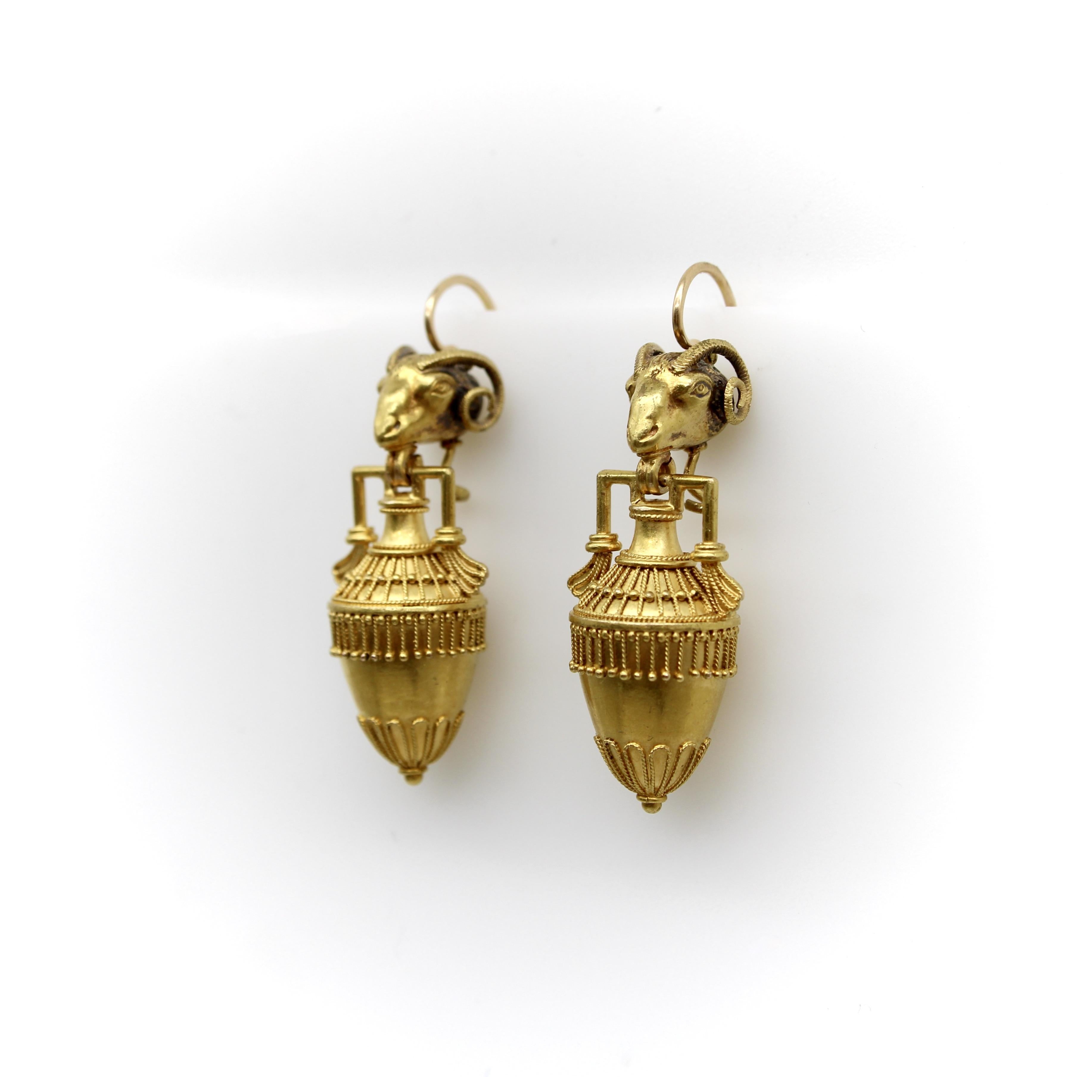 Néo-étrusque Boucles d'oreilles Cannetille en or 14K avec tête de bélier et Amphora de style néo-étrusque en vente