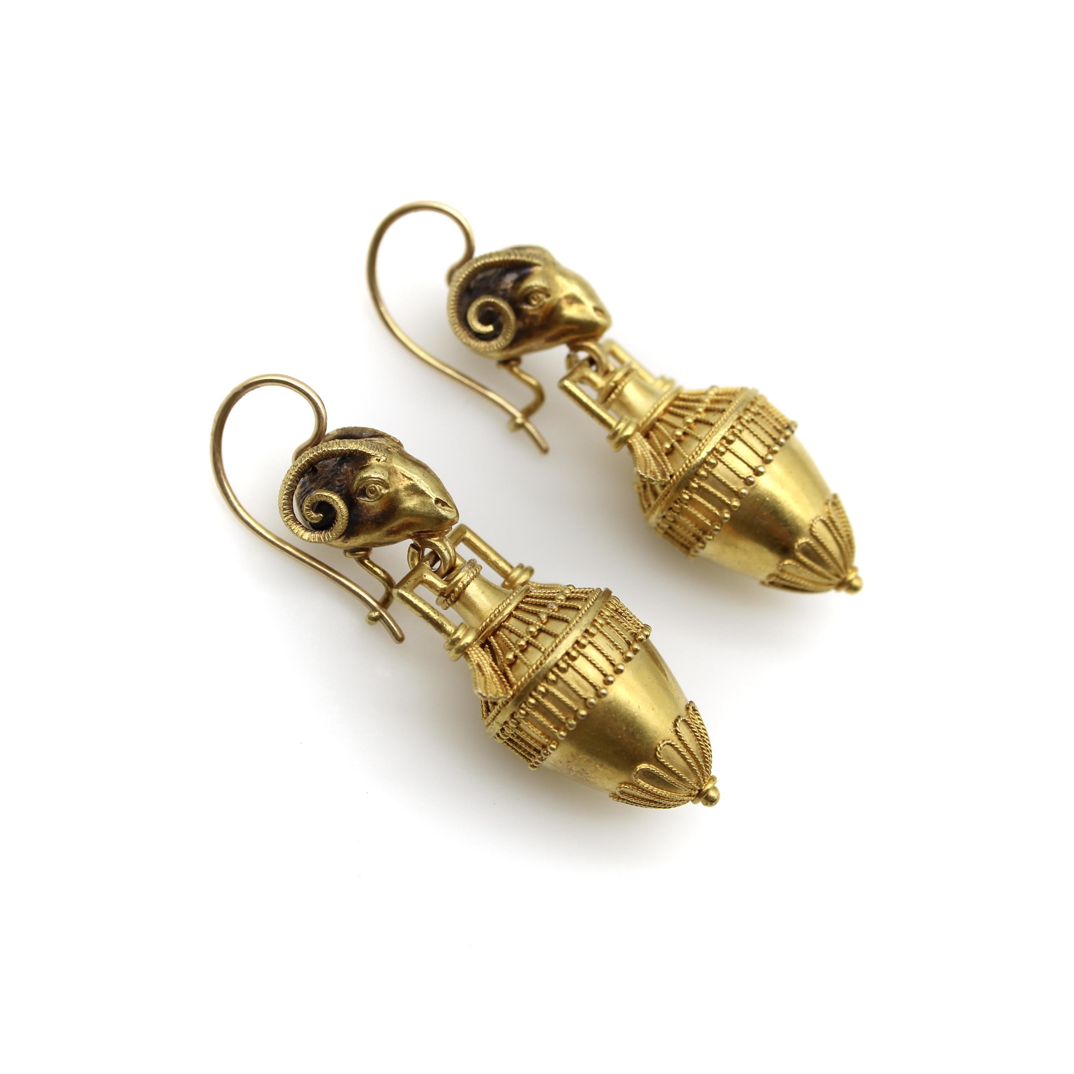 Boucles d'oreilles Cannetille en or 14K avec tête de bélier et Amphora de style néo-étrusque Bon état - En vente à Venice, CA