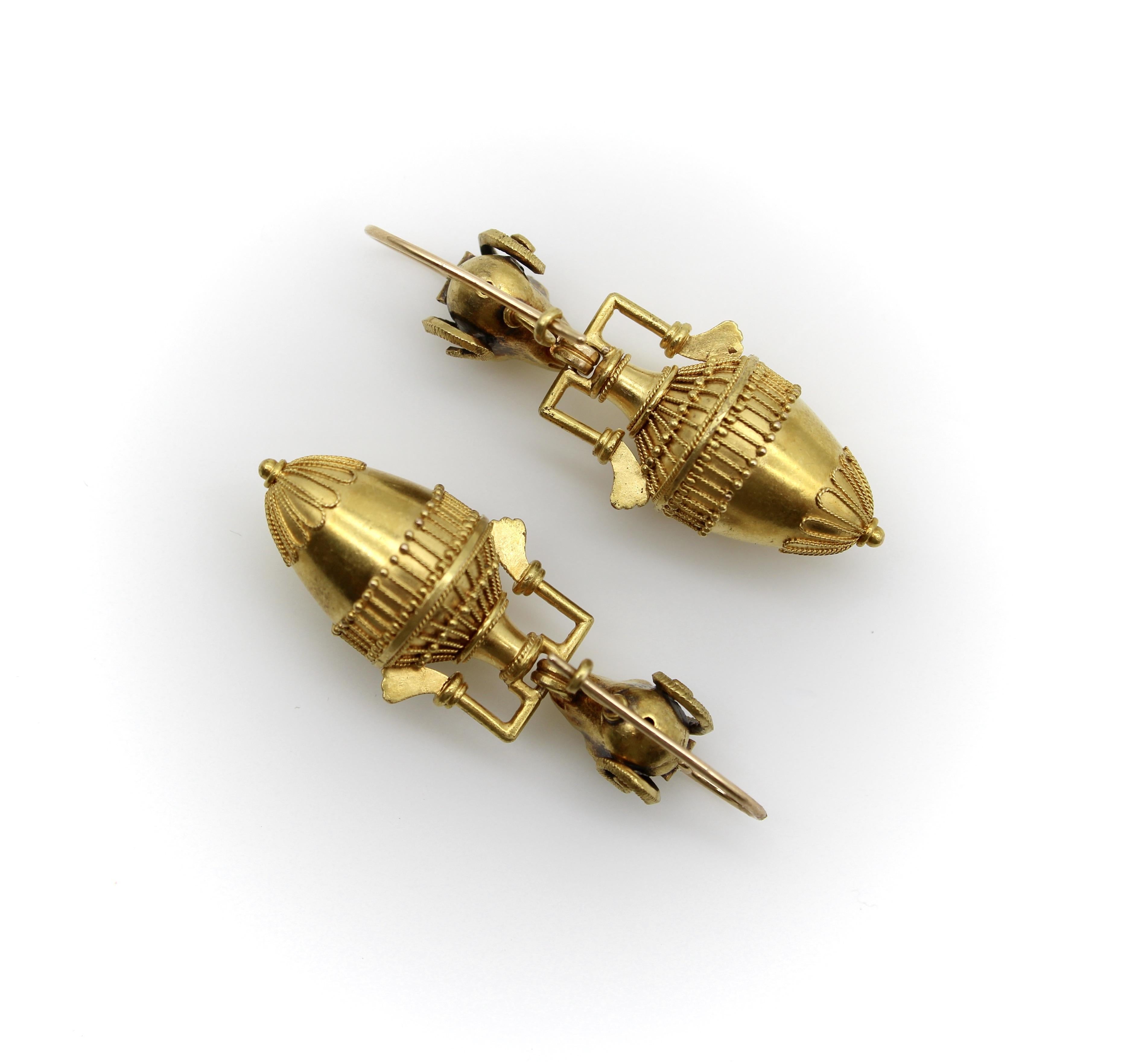 Boucles d'oreilles Cannetille en or 14K avec tête de bélier et Amphora de style néo-étrusque en vente 1