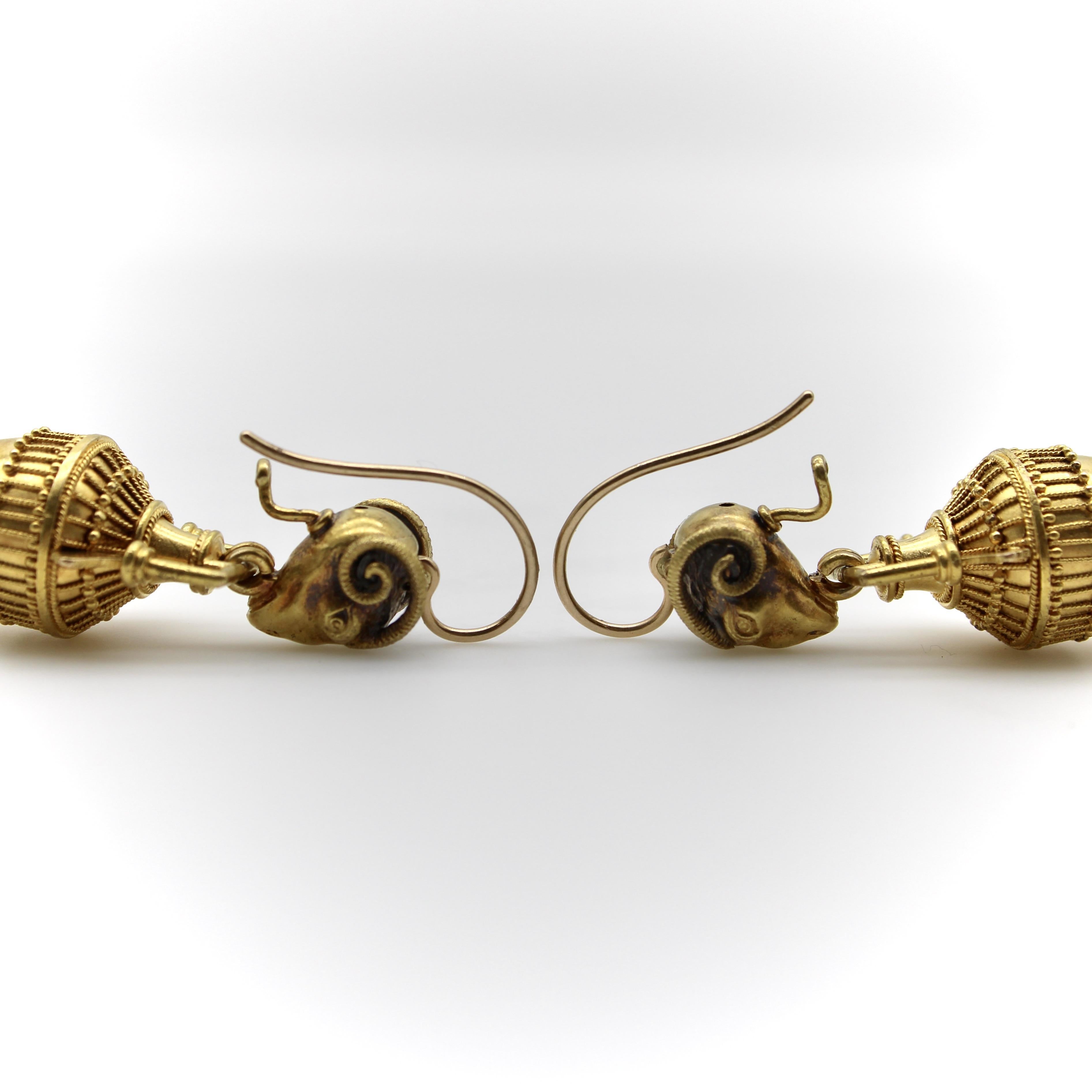 Boucles d'oreilles Cannetille en or 14K avec tête de bélier et Amphora de style néo-étrusque en vente 2
