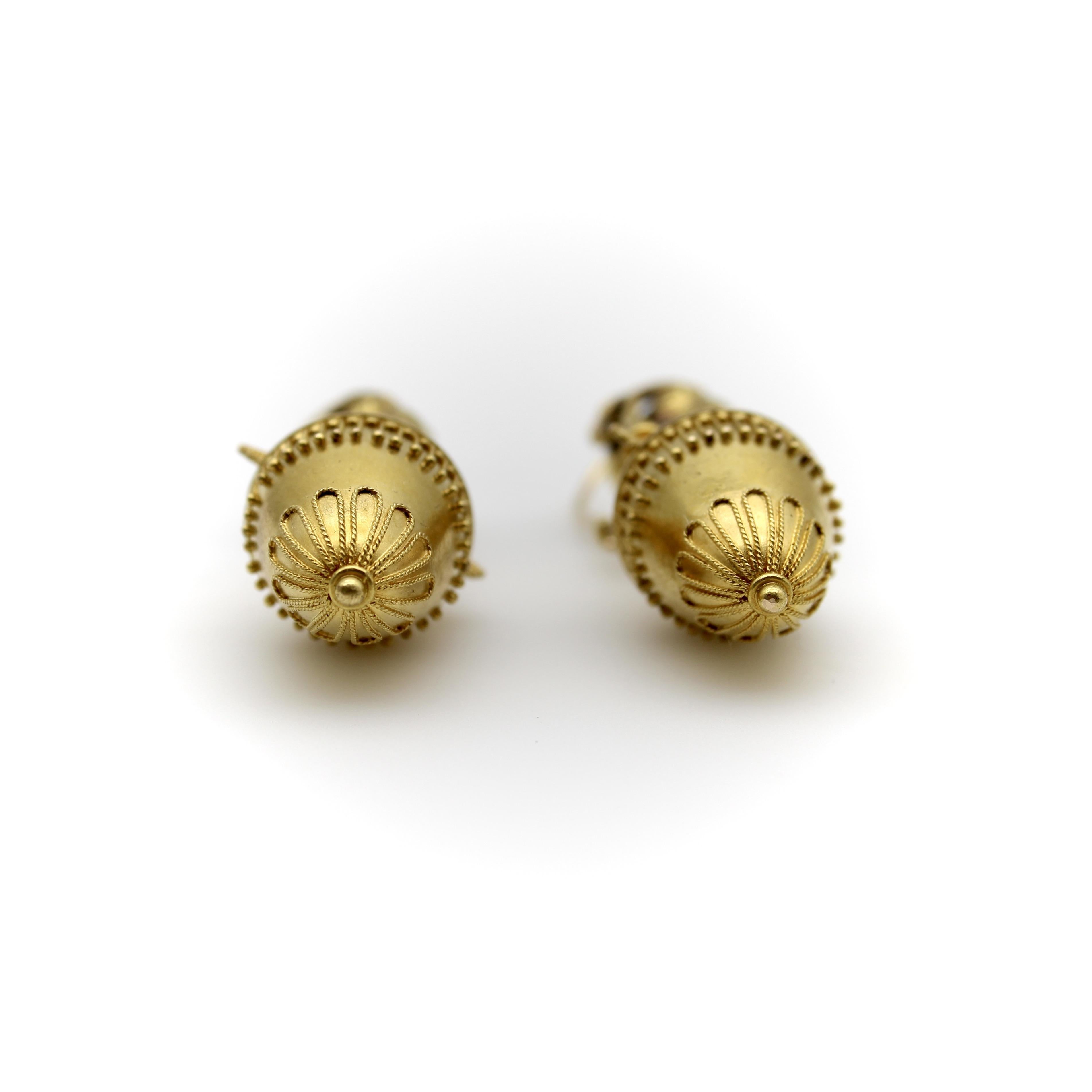 Boucles d'oreilles Cannetille en or 14K avec tête de bélier et Amphora de style néo-étrusque en vente 3