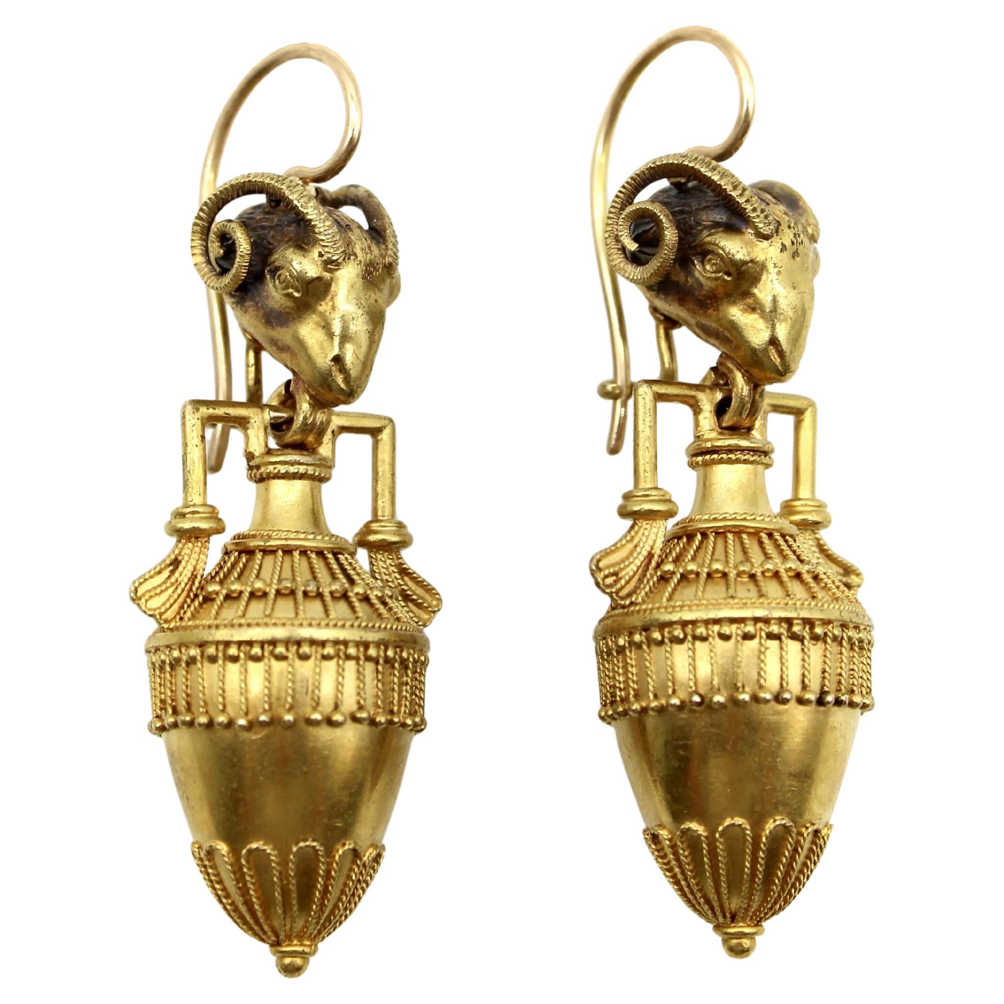 Boucles d'oreilles Cannetille en or 14K avec tête de bélier et Amphora de style néo-étrusque