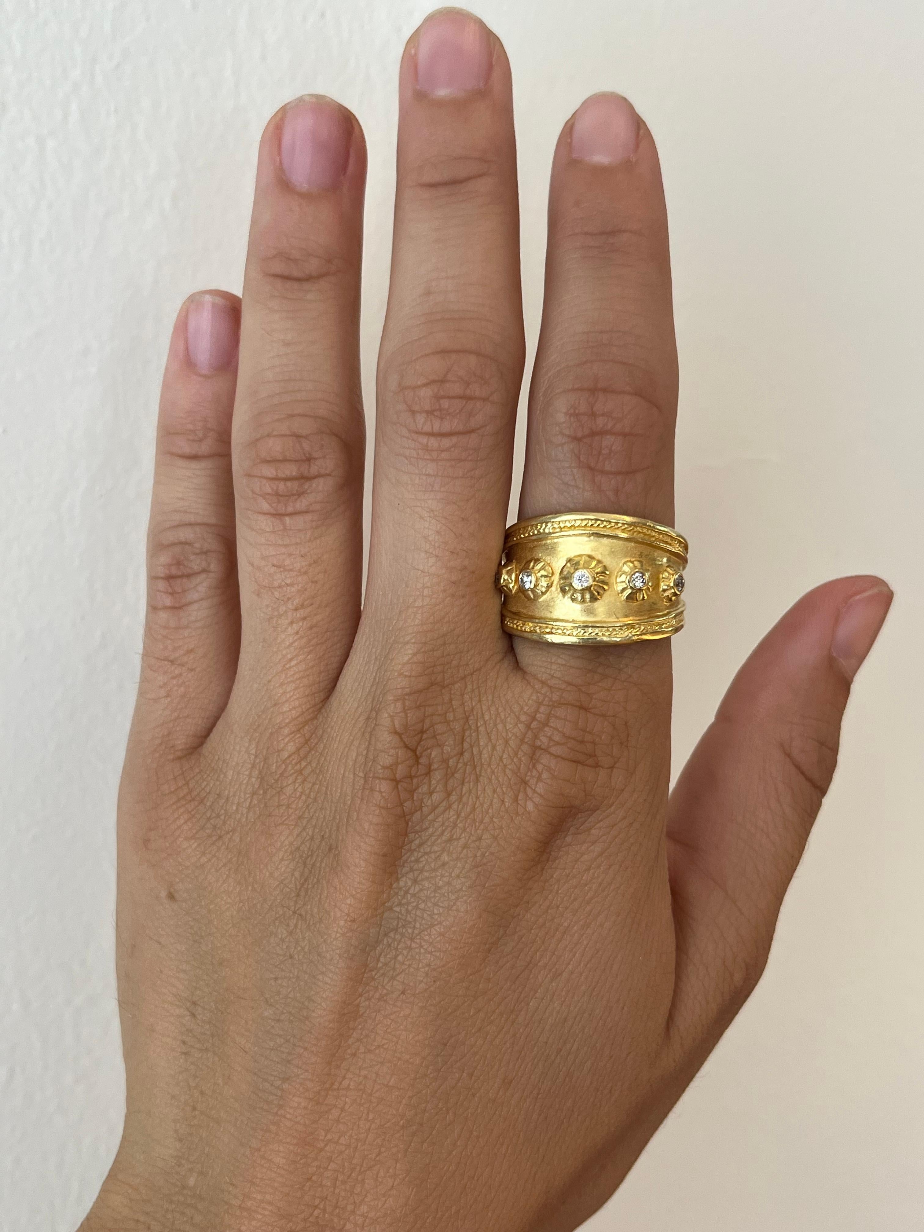 Cette bague unique de style étrusque présente 5 diamants ronds de pleine taille et un motif de corde torsadée sur les bords. Le design effilé rend cette bague lourde et audacieuse plus confortable à porter. Fabriqué en or jaune 18 carats.

- 5