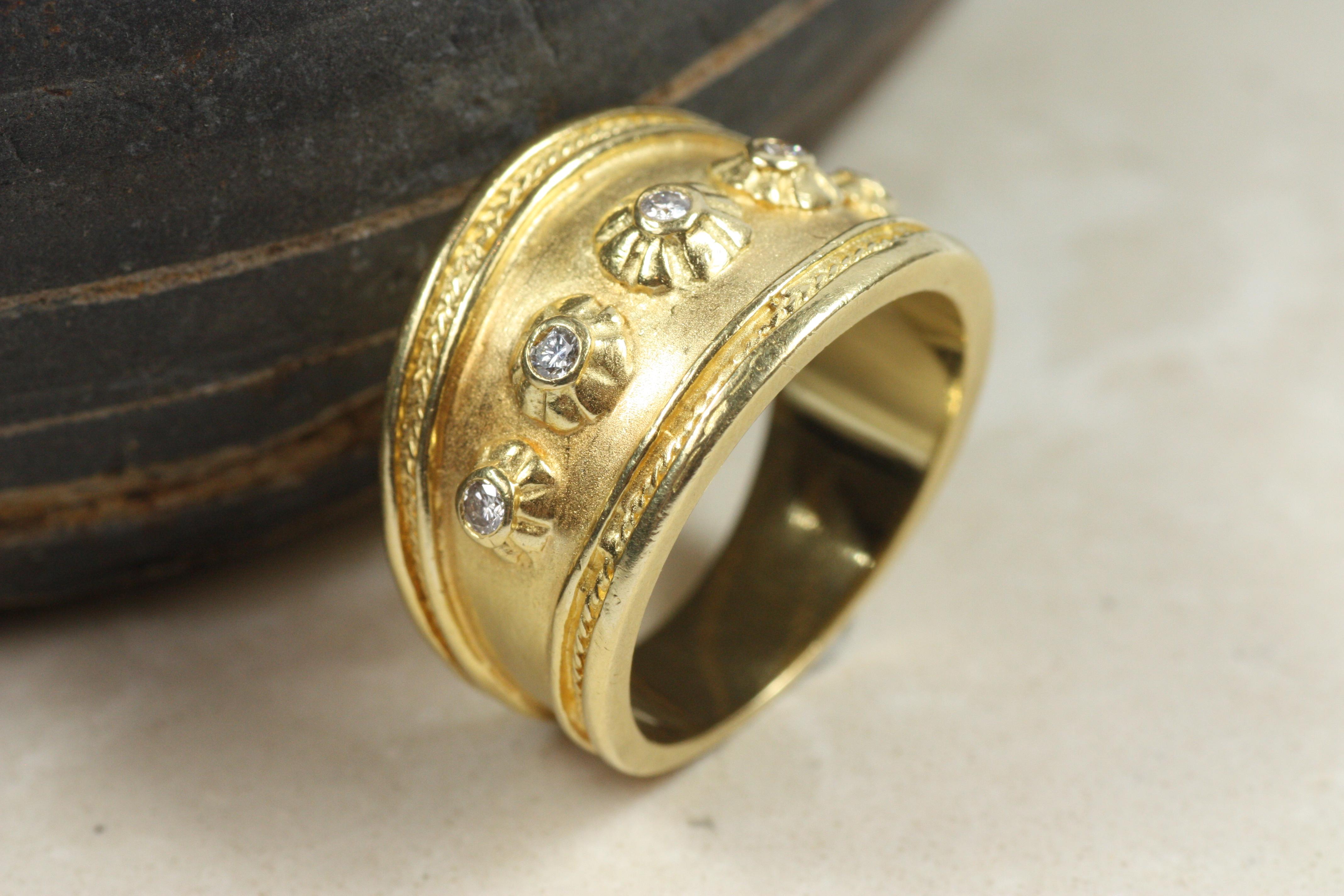 Taille ronde Bague néo-étrusque - or jaune 18 carats, 5 diamants ronds naturels en vente
