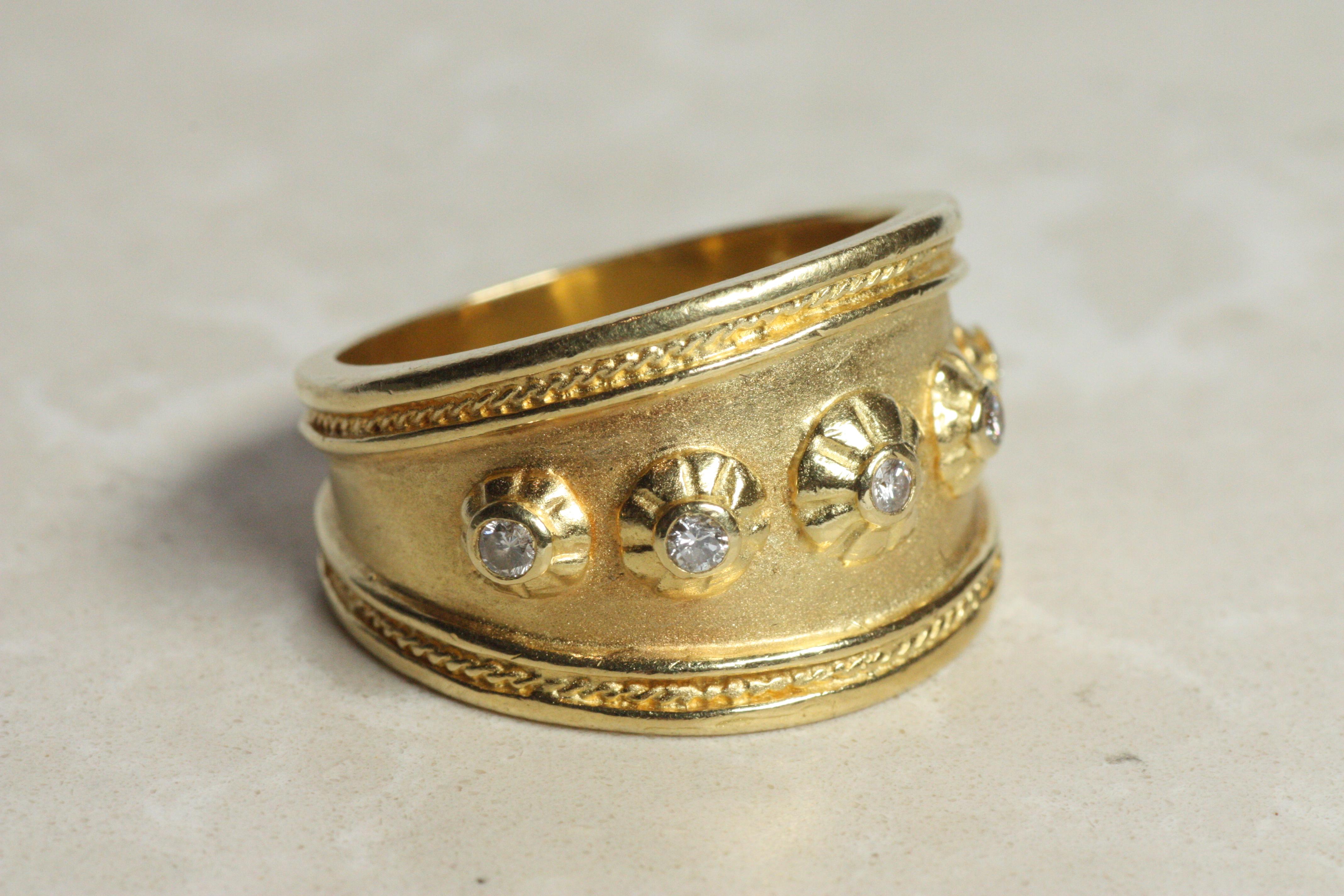 Bague néo-étrusque - or jaune 18 carats, 5 diamants ronds naturels Bon état - En vente à Santa Monica, CA