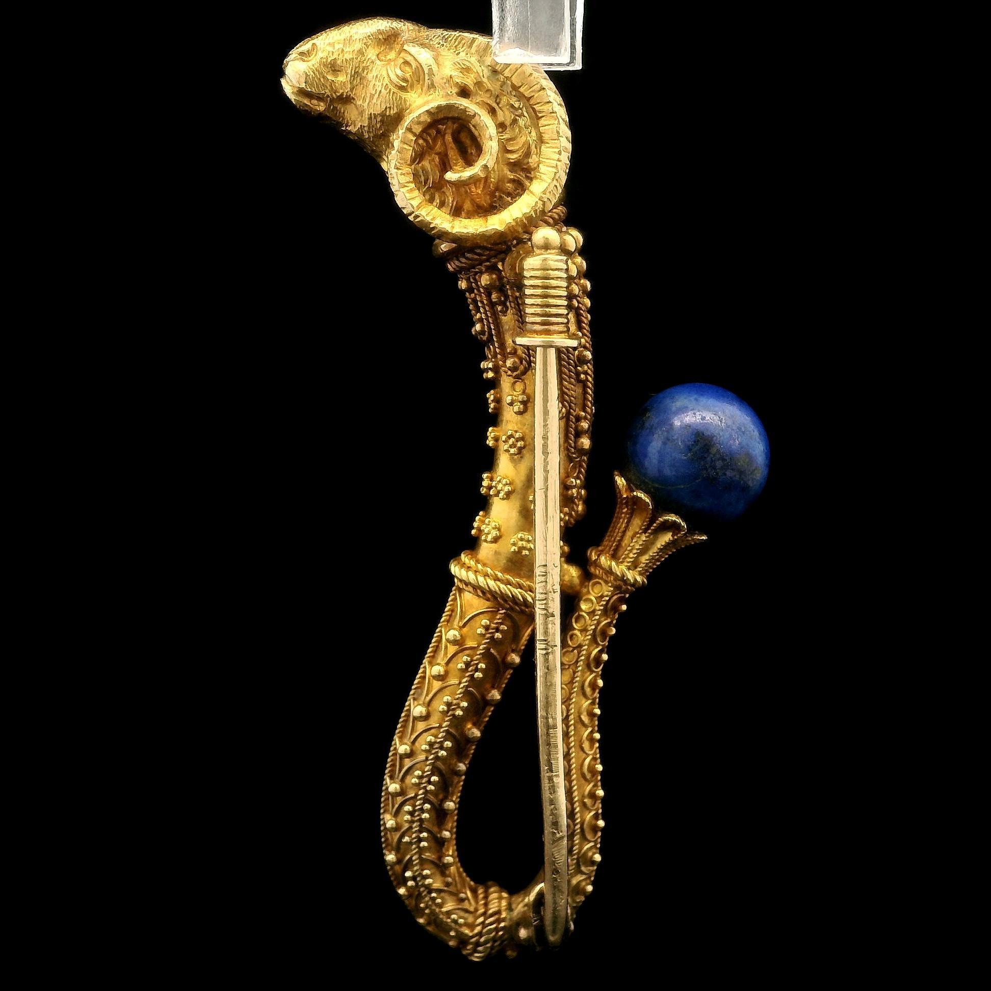 Etruscan Revival massivem Gelbgold Lapis Draht & Perlen Arbeit Widderkopf Pin Brosche im Zustand „Gut“ im Angebot in Montclair, NJ