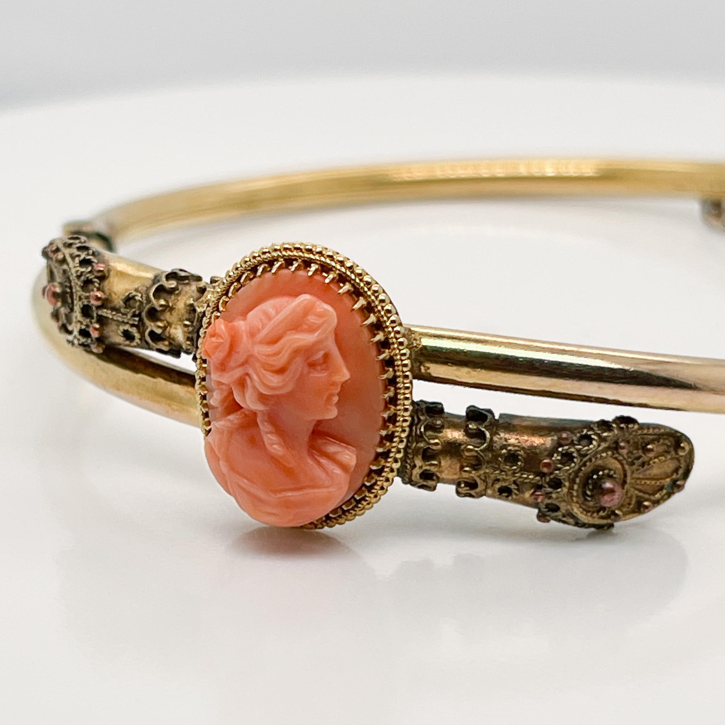 Pulsera brazalete estilo renacimiento etrusco con baño de oro y camafeo de coral tallado en venta 9
