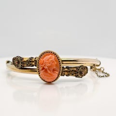 Pulsera brazalete estilo renacimiento etrusco con baño de oro y camafeo de coral tallado