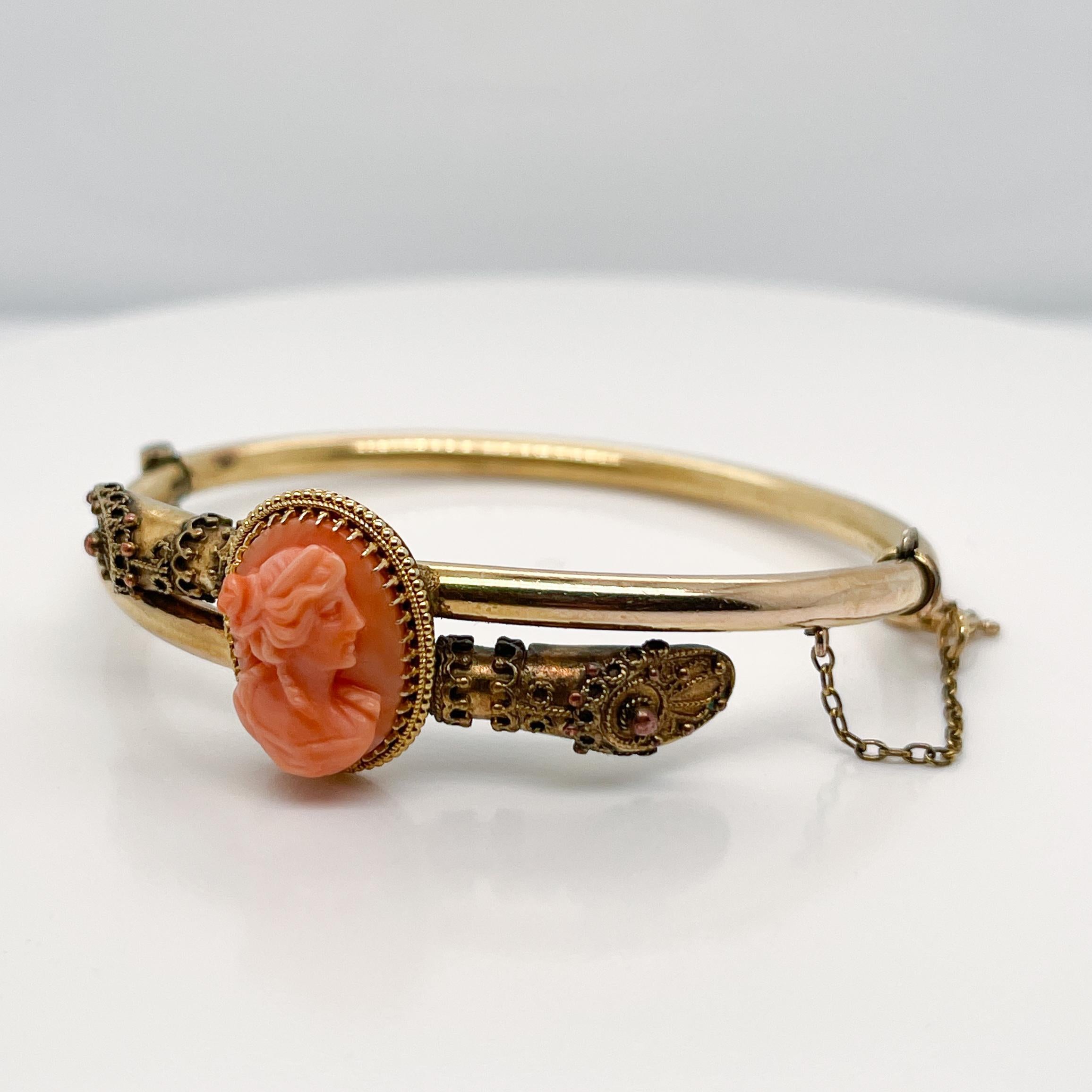 Pulsera brazalete estilo renacimiento etrusco con baño de oro y camafeo de coral tallado Renacimiento etrusco en venta