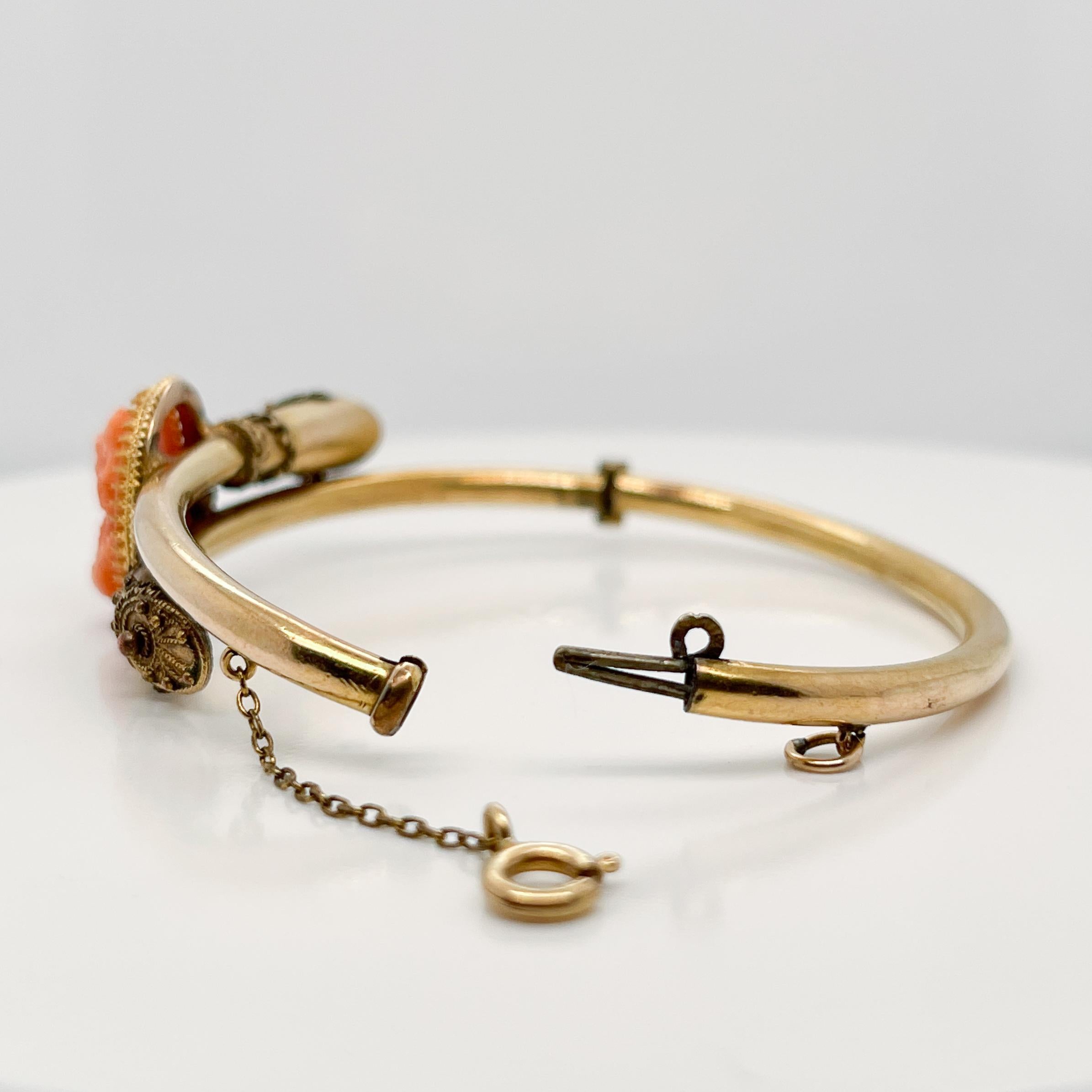 Pulsera brazalete estilo renacimiento etrusco con baño de oro y camafeo de coral tallado en venta 3