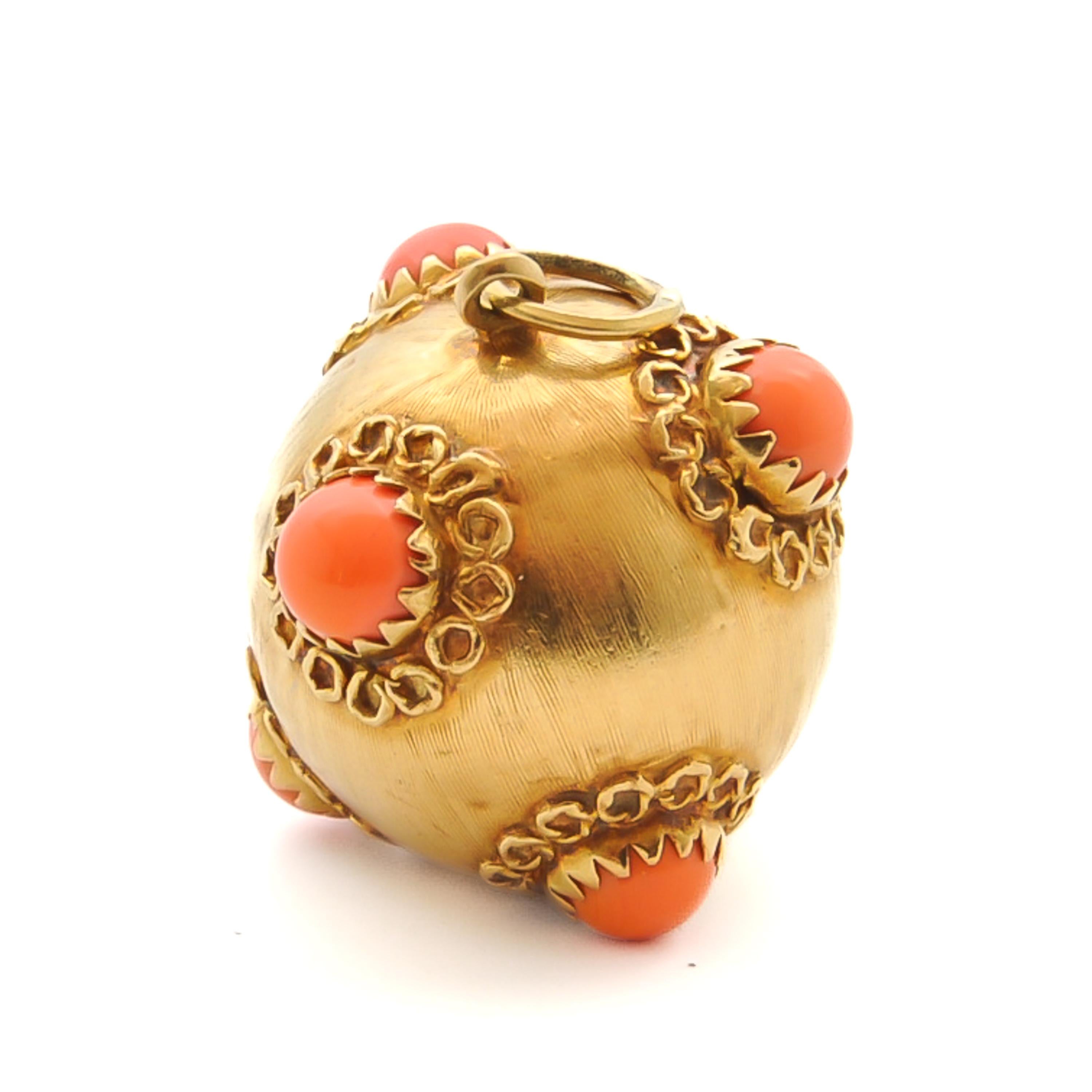 Vintage Venetian Revival 18K Gold and Coral Sputnik Pendant In Good Condition For Sale In Rotterdam, NL
