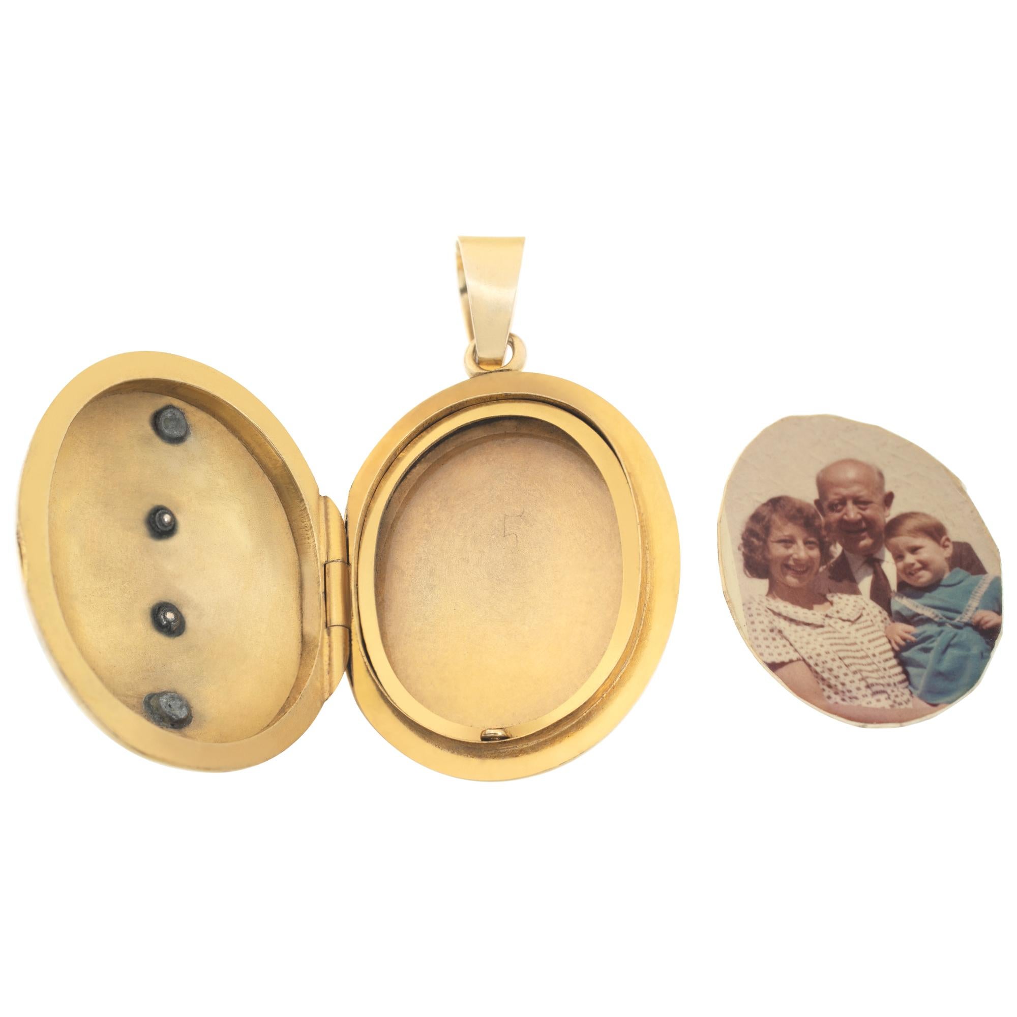 Etruscan Revival Victorian era 18k yellow gold locket / pendant In Excellent Condition For Sale In Surfside, FL