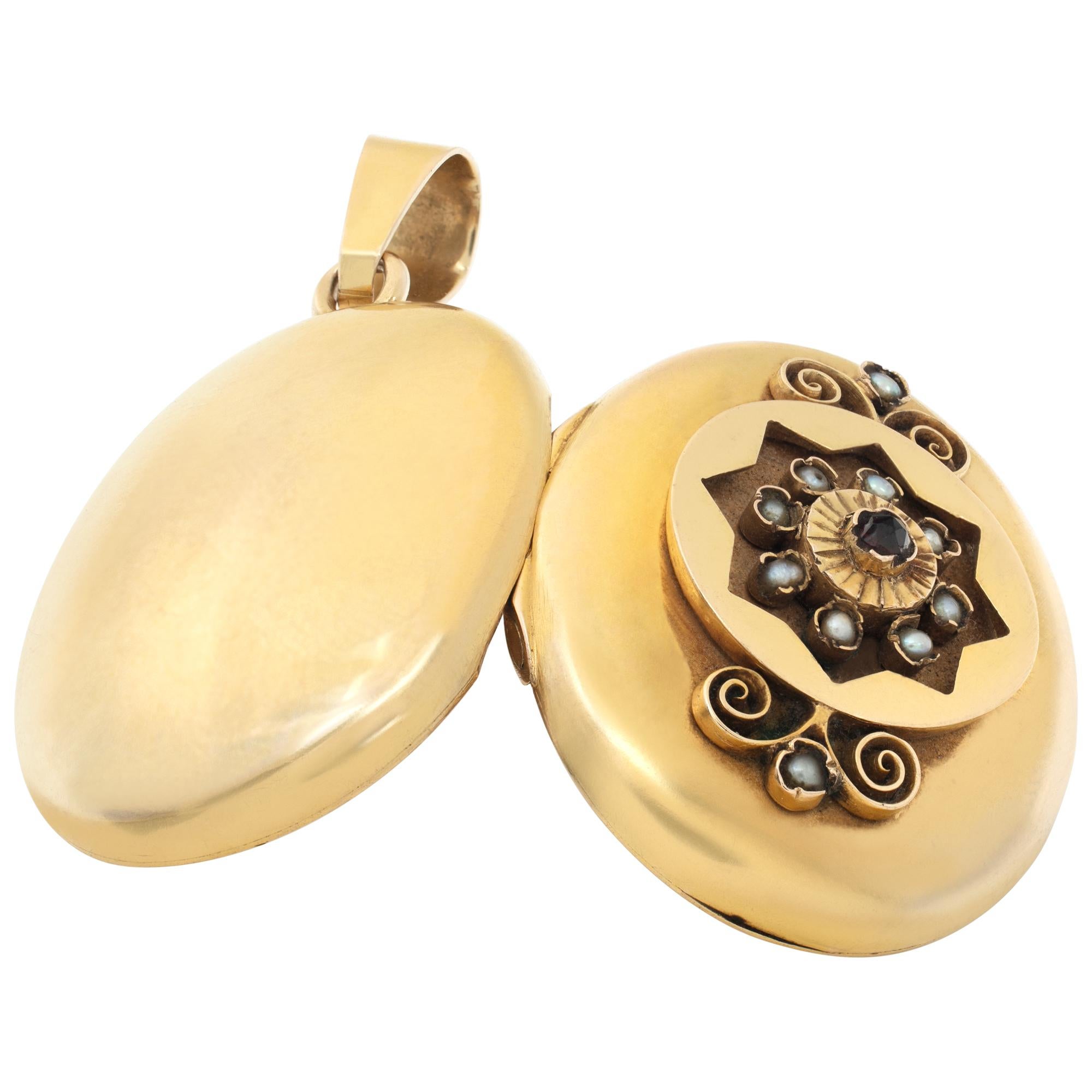 Women's or Men's Etruscan Revival Victorian era 18k yellow gold locket / pendant For Sale