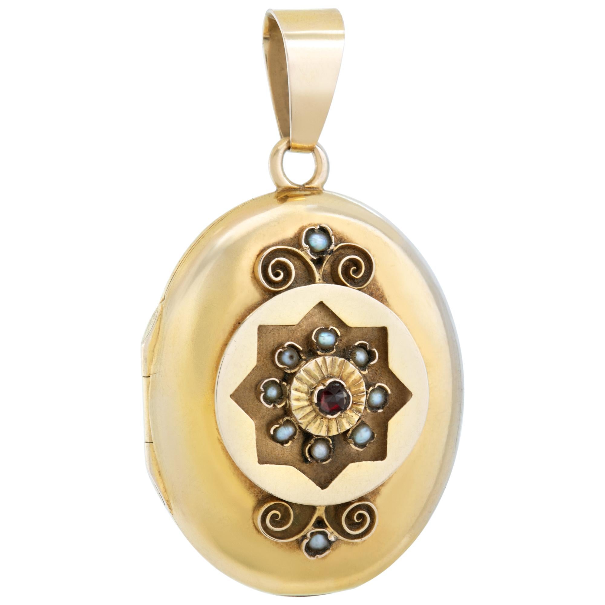 Etruscan Revival Victorian era 18k yellow gold locket / pendant For Sale