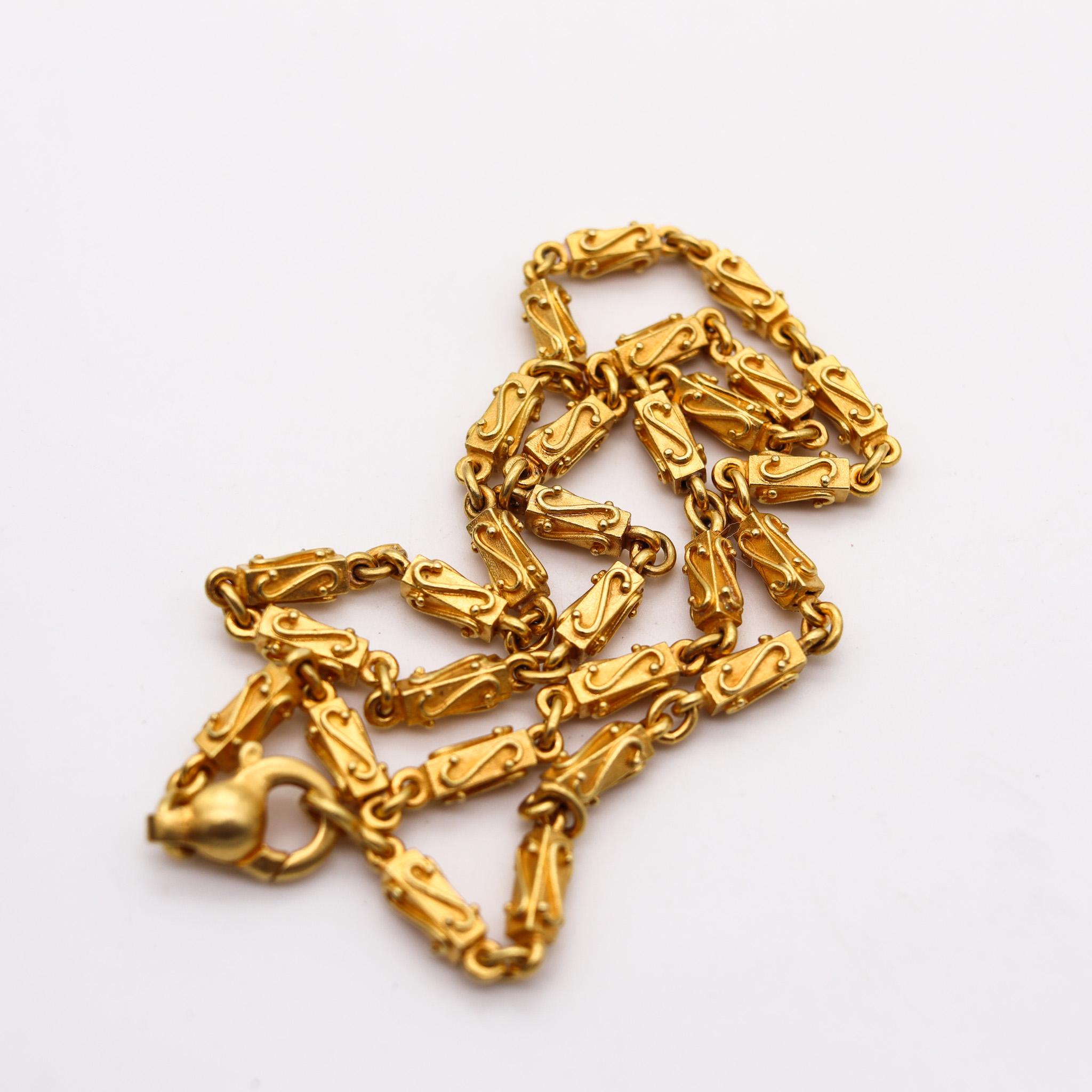 Etruscan Revival Vintage Italian Bold Chain Necklace in Solid 18Kt Yellow Gold For Sale 1