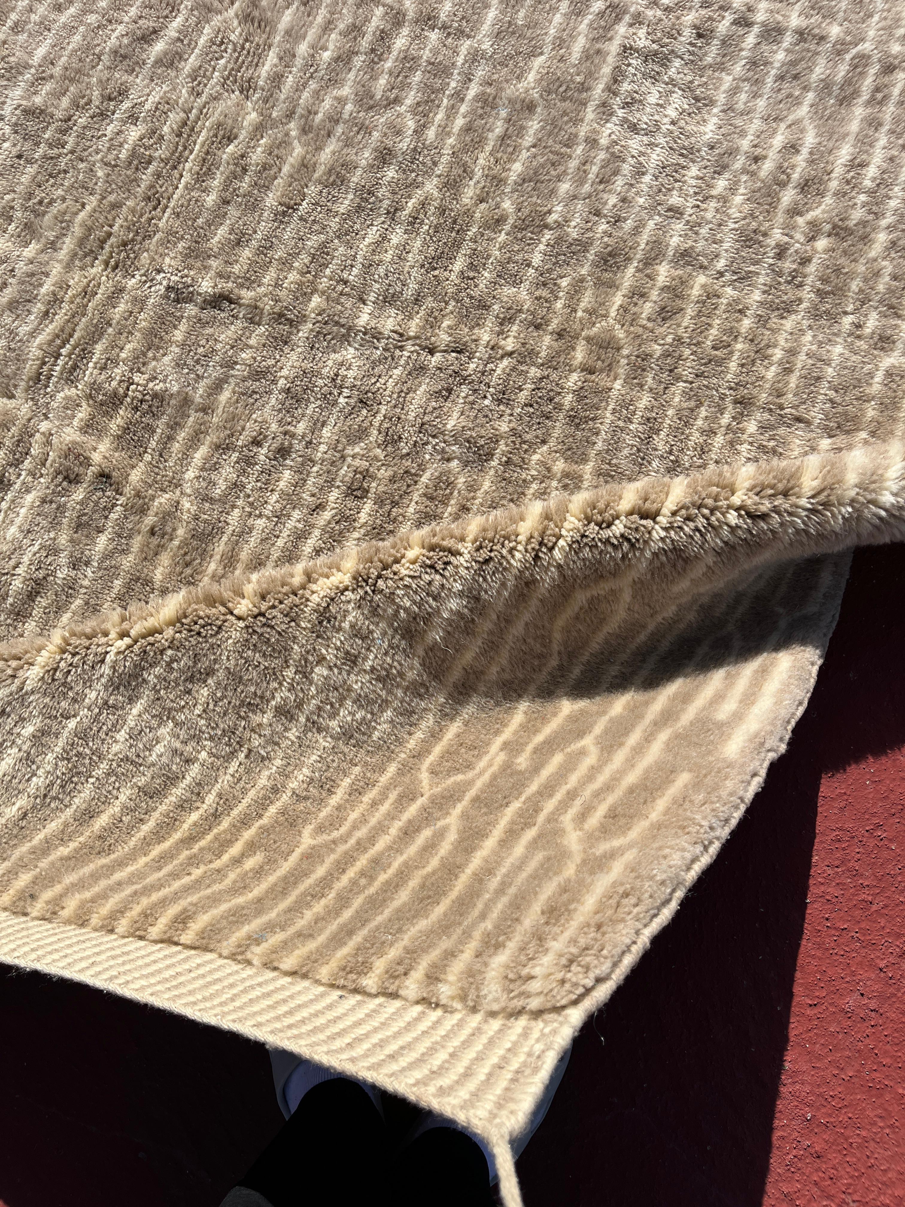 ETRUSCAN SAND Berberwollteppich Modern Handgewebt Groß Minimalistisch Zeitgenössisch im Zustand „Neu“ im Angebot in Hammamet, MA