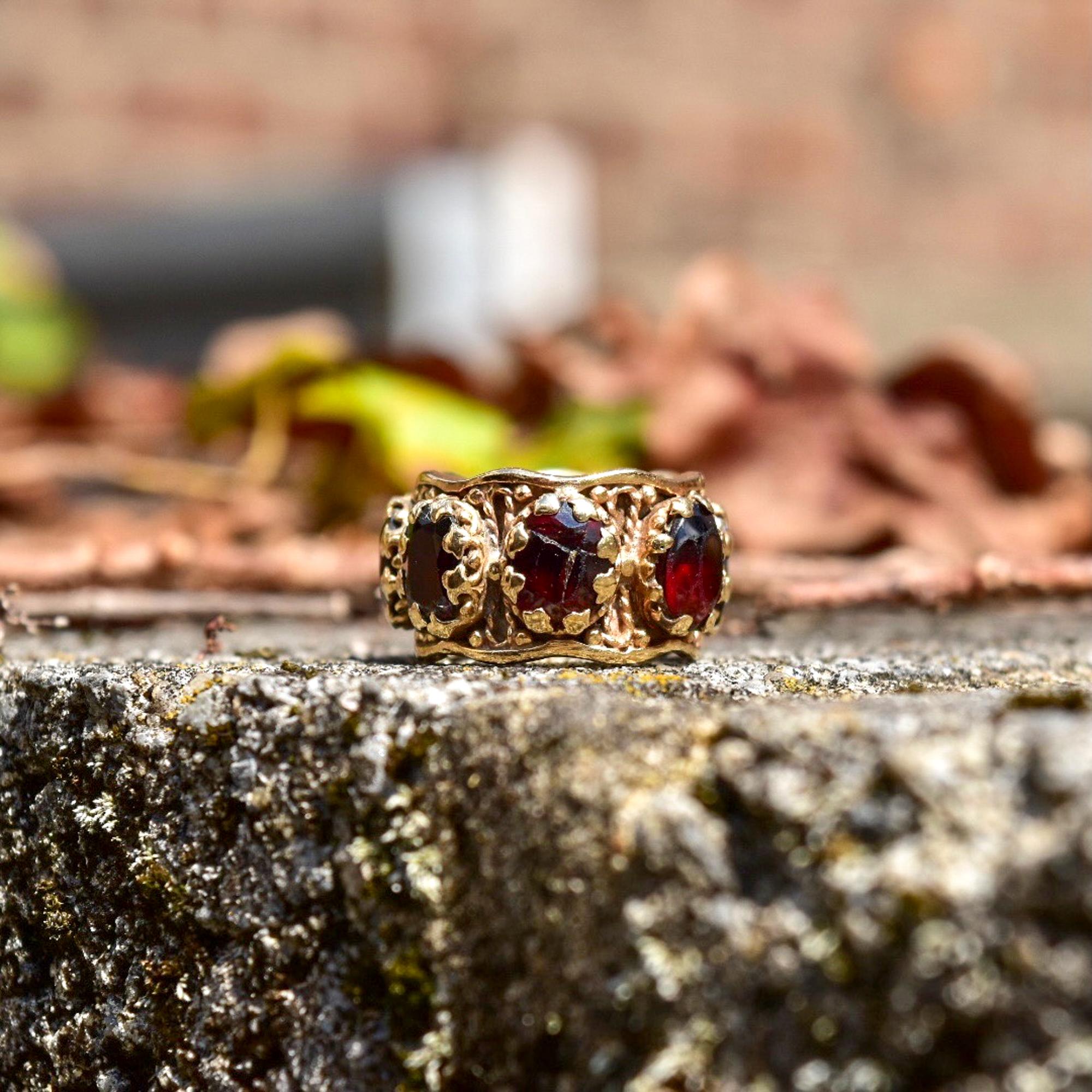 14K Granat-Eternity-Ring im etruskischen Stil für Damen oder Herren im Angebot