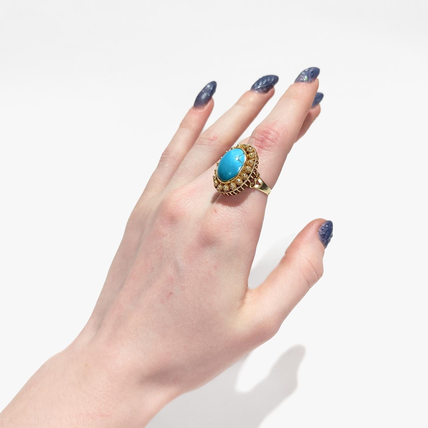 Neoetrusco Anello cocktail in stile etrusco in oro giallo 14K e turchese cabochon
