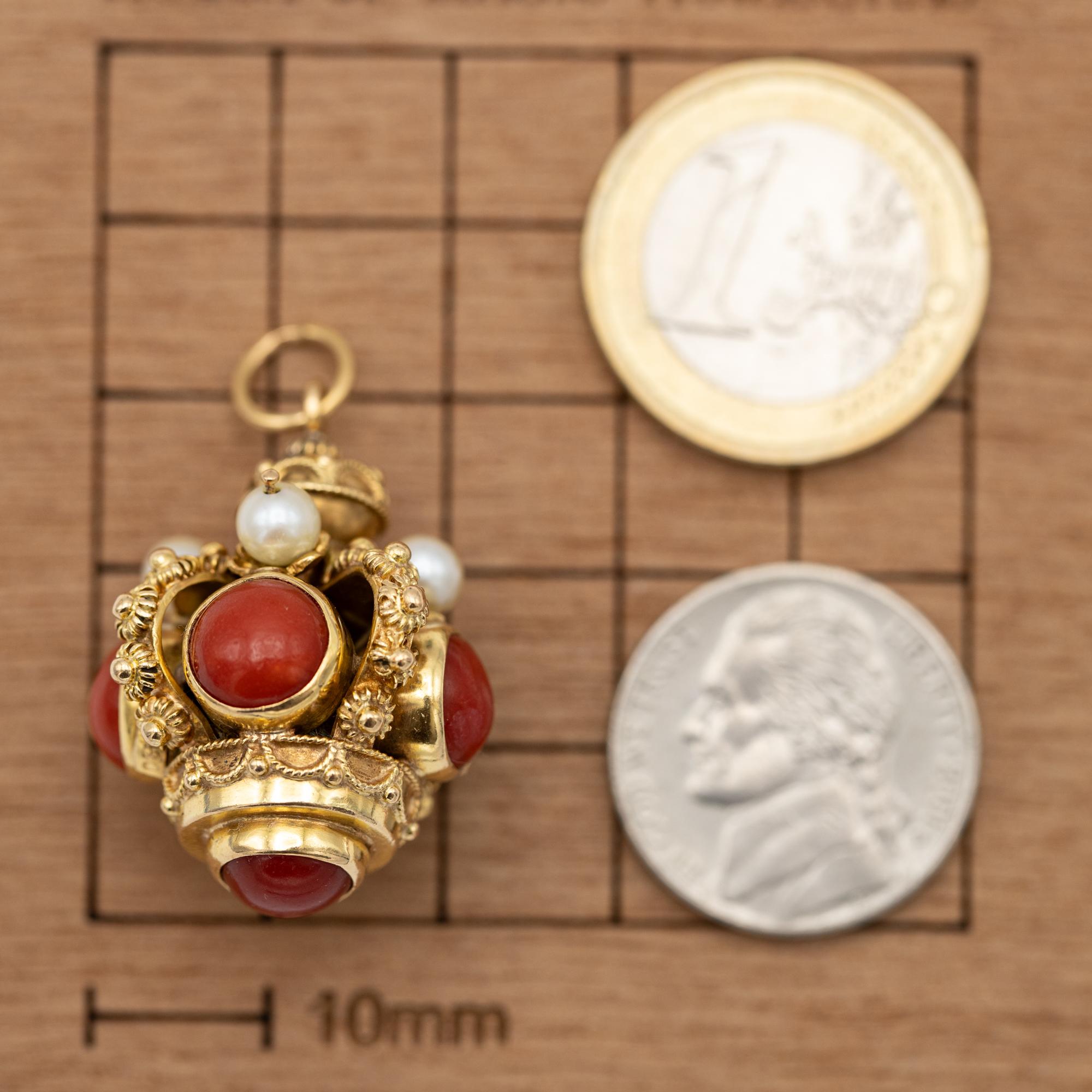 Etruscan style - 18k solid gold toll pendant - 1960's Crown fob revival jewelry In Good Condition In Antwerp, BE