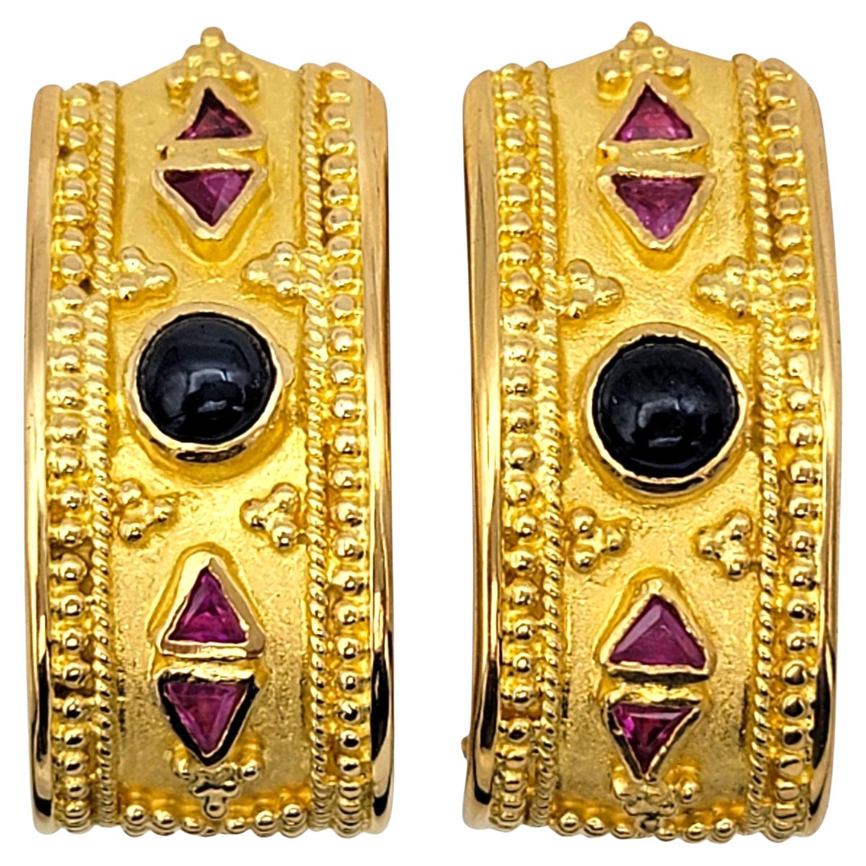 Questi orecchini dallo stile ricco emanano un'audace raffinatezza, ispirata agli antichi elementi del design etrusco. Realizzato in radioso oro giallo 22 carati, ogni cerchio a J presenta uno zaffiro blu naturale tagliato a cabochon al centro,