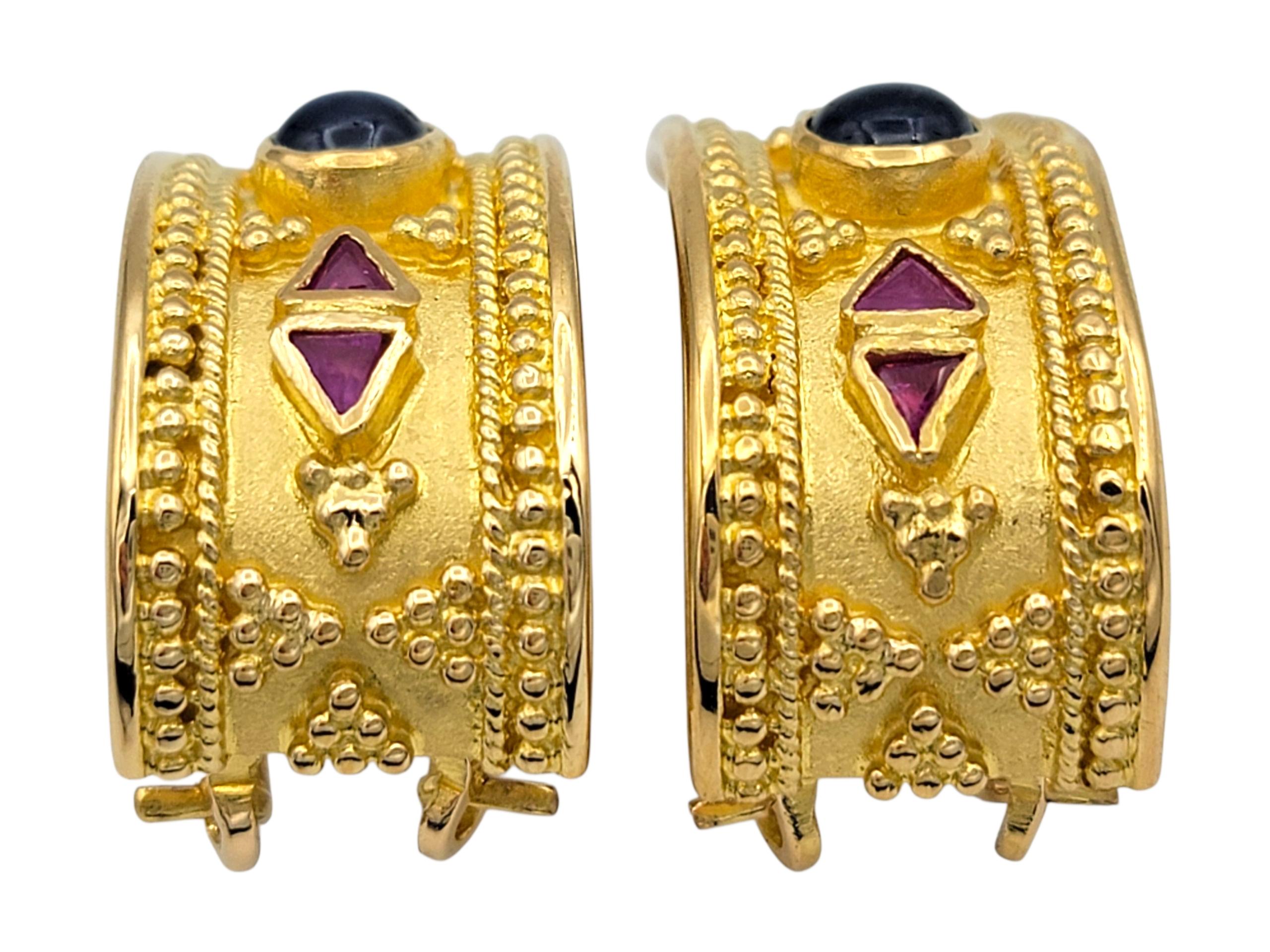 Cabochon Orecchini a cerchio J in stile etrusco con zaffiro blu e rubino in oro giallo 22 carati in vendita