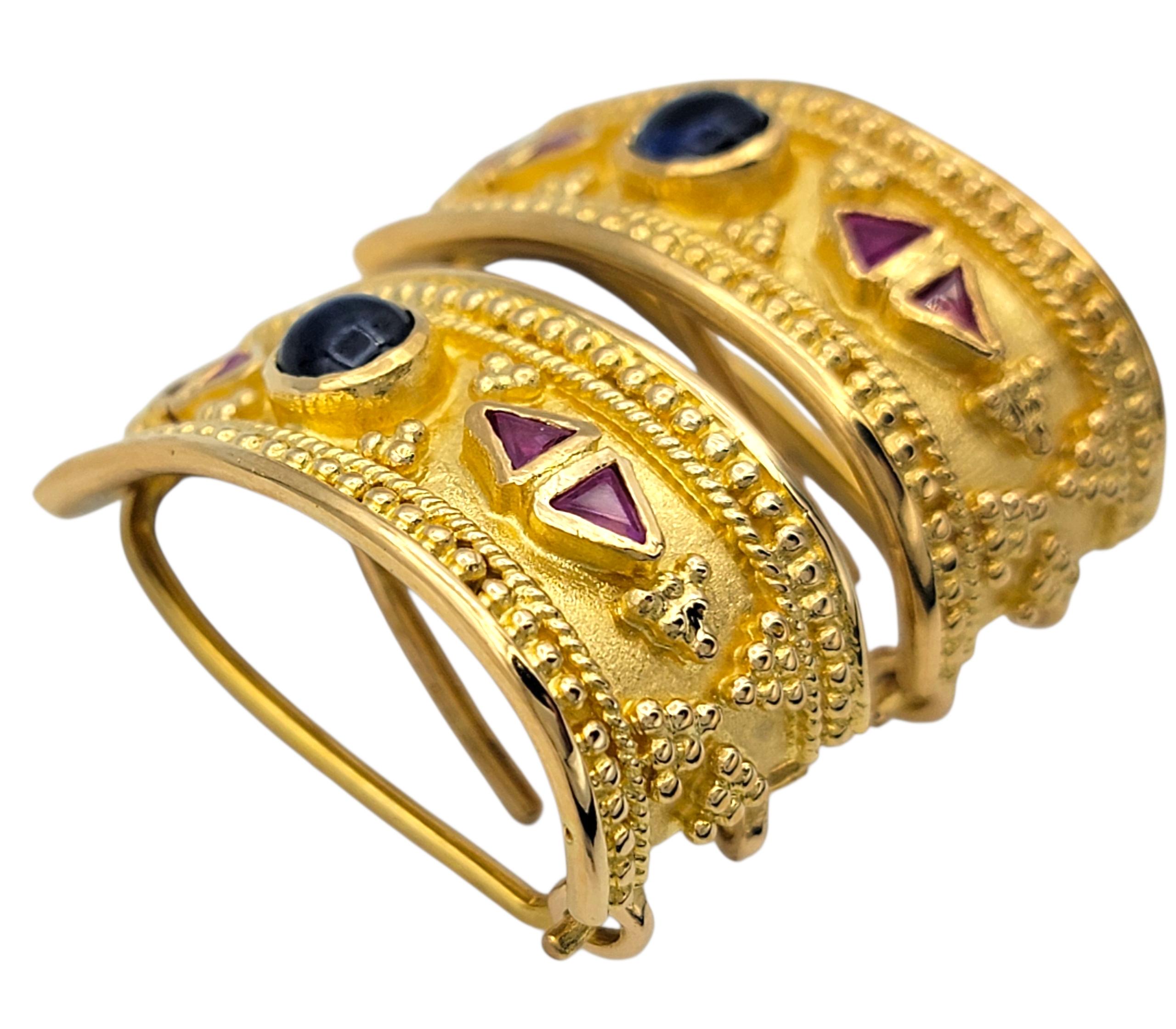 Orecchini a cerchio J in stile etrusco con zaffiro blu e rubino in oro giallo 22 carati In condizioni buone in vendita a Scottsdale, AZ