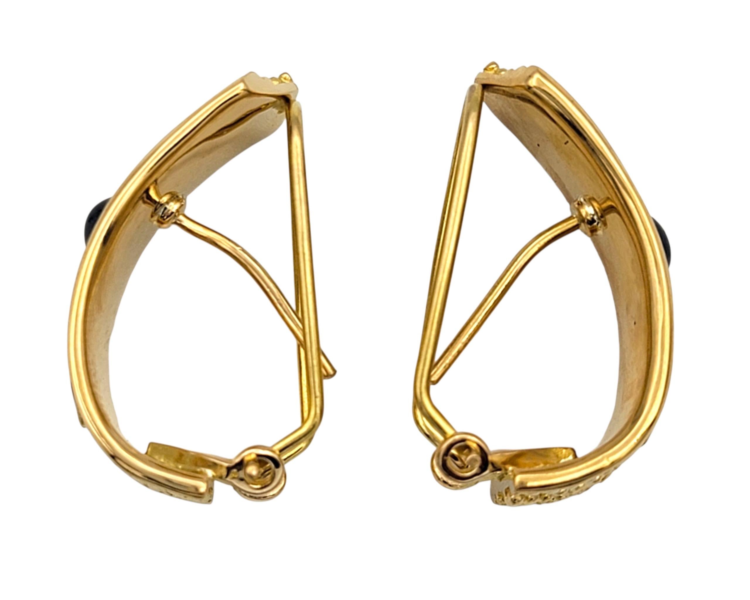 Donna Orecchini a cerchio J in stile etrusco con zaffiro blu e rubino in oro giallo 22 carati in vendita