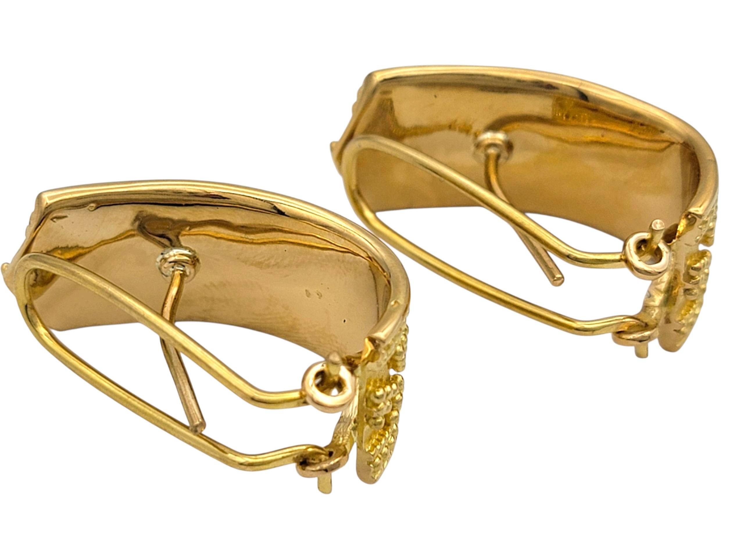 Orecchini a cerchio J in stile etrusco con zaffiro blu e rubino in oro giallo 22 carati in vendita 1