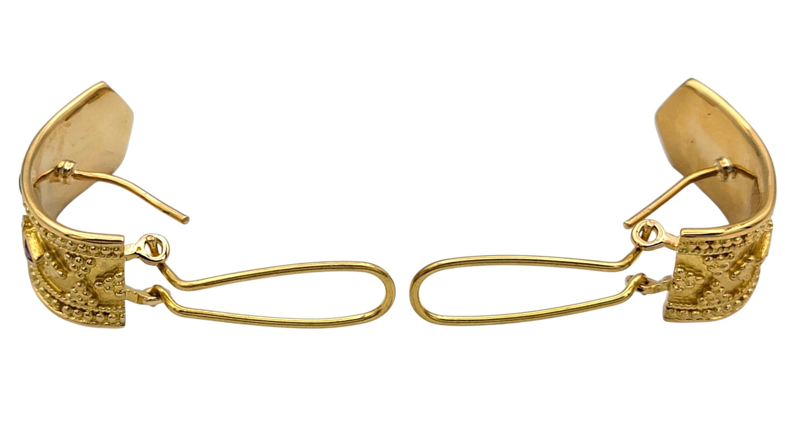 Orecchini a cerchio J in stile etrusco con zaffiro blu e rubino in oro giallo 22 carati in vendita 2