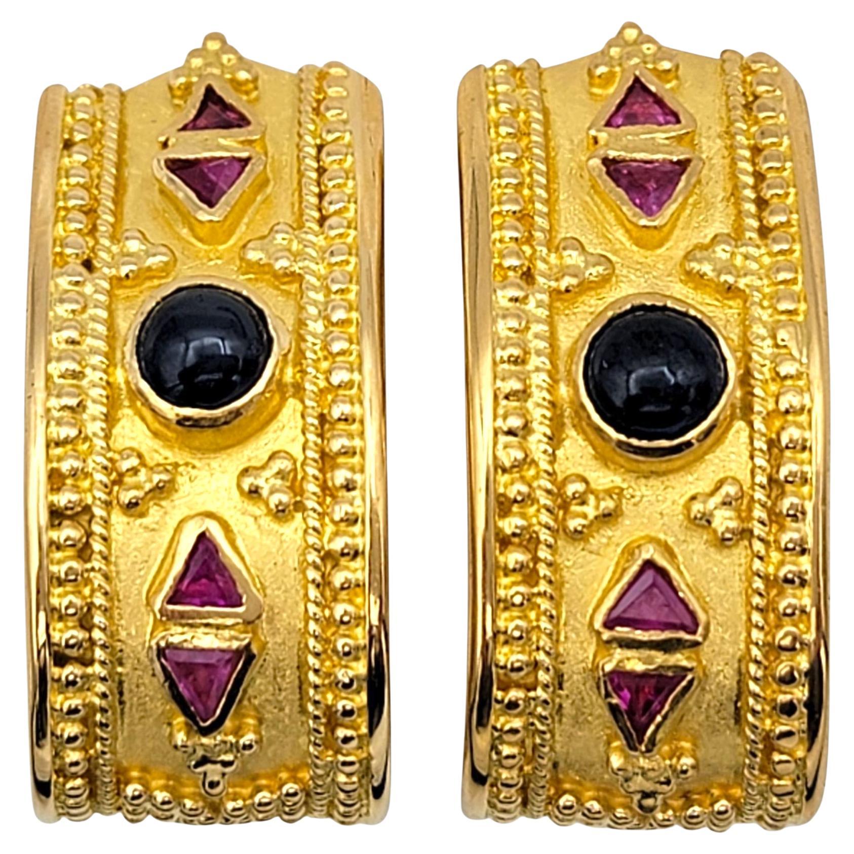 Orecchini a cerchio J in stile etrusco con zaffiro blu e rubino in oro giallo 22 carati in vendita
