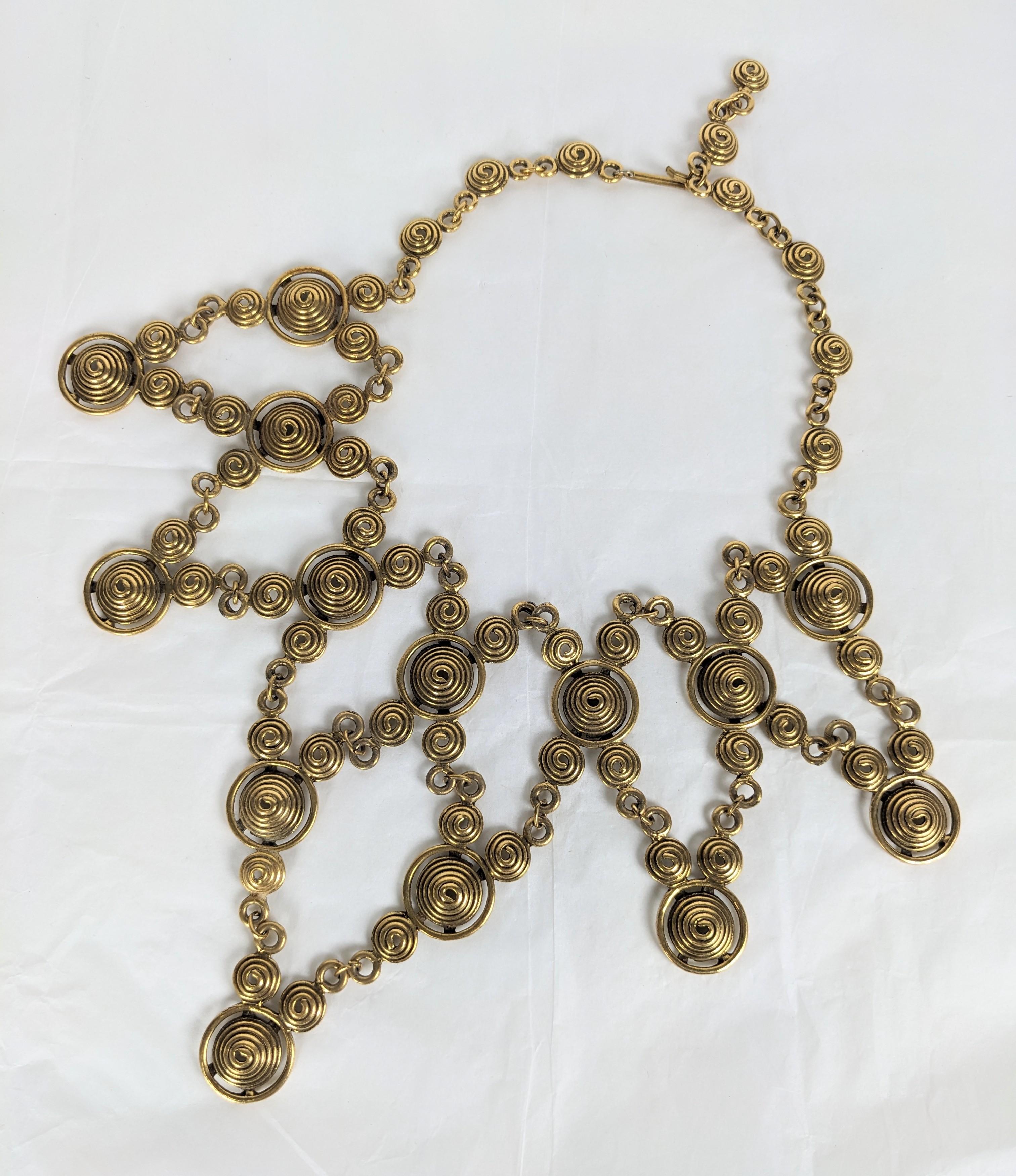 Stravagante bavaglino a spirale in stile etrusco degli anni '60 con finitura in bronzo anticato. Le maglie articolate arrotolate formano una collana a pettine di grande effetto. USA Anni '60. Misura del collo più lungo, 16,5
