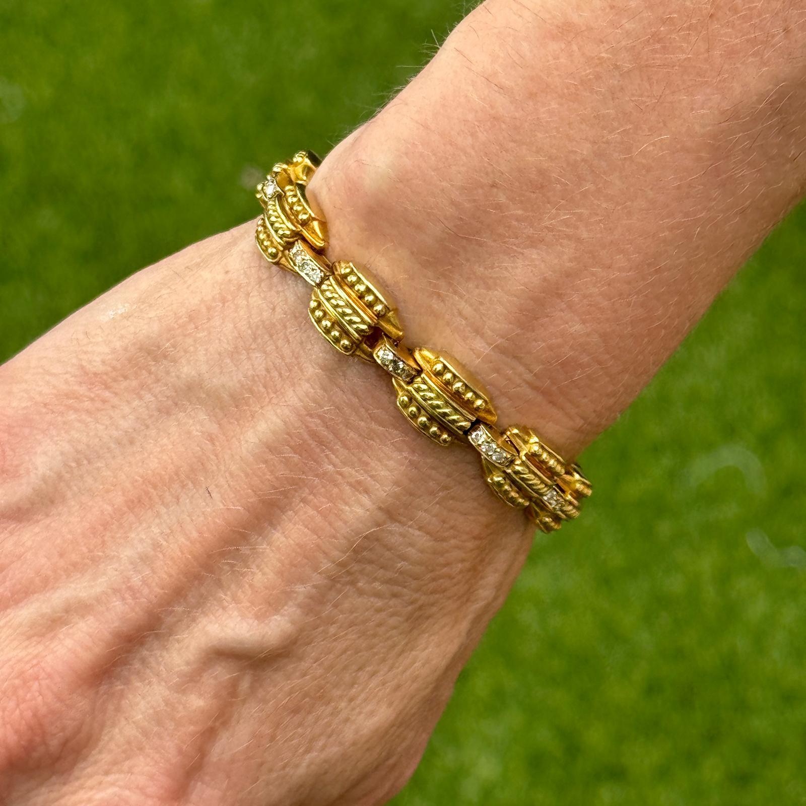 Diamantgliederarmband im etruskischen Stil aus 18 Karat Gelbgold. Das Armband enthält 39 runde Diamanten im Brillantschliff mit einem Gesamtgewicht von etwa 1,17 Karat. Die Diamanten sind von der Farbe G-H und der Reinheit VS2-SI1. Das Armband misst