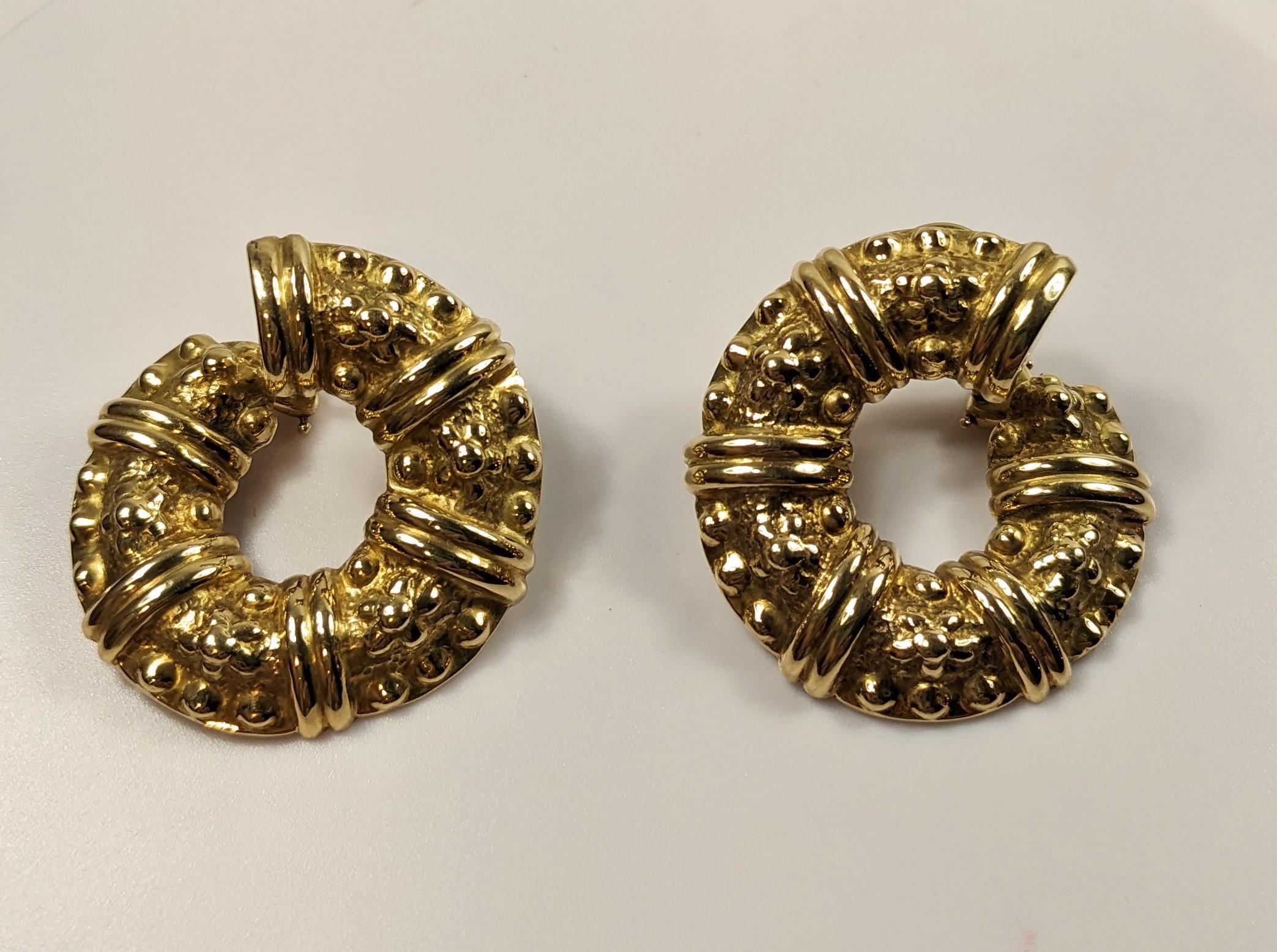 Etruscan Style Earrings in 18k Yellow Gold
Weight 20,5 grams
The earrings match with a beautiful full gold choker necklace. A estatement piece of absolute splendor.
Irama Pradera is a dynamic and outgoing designer from Spain that searches always for