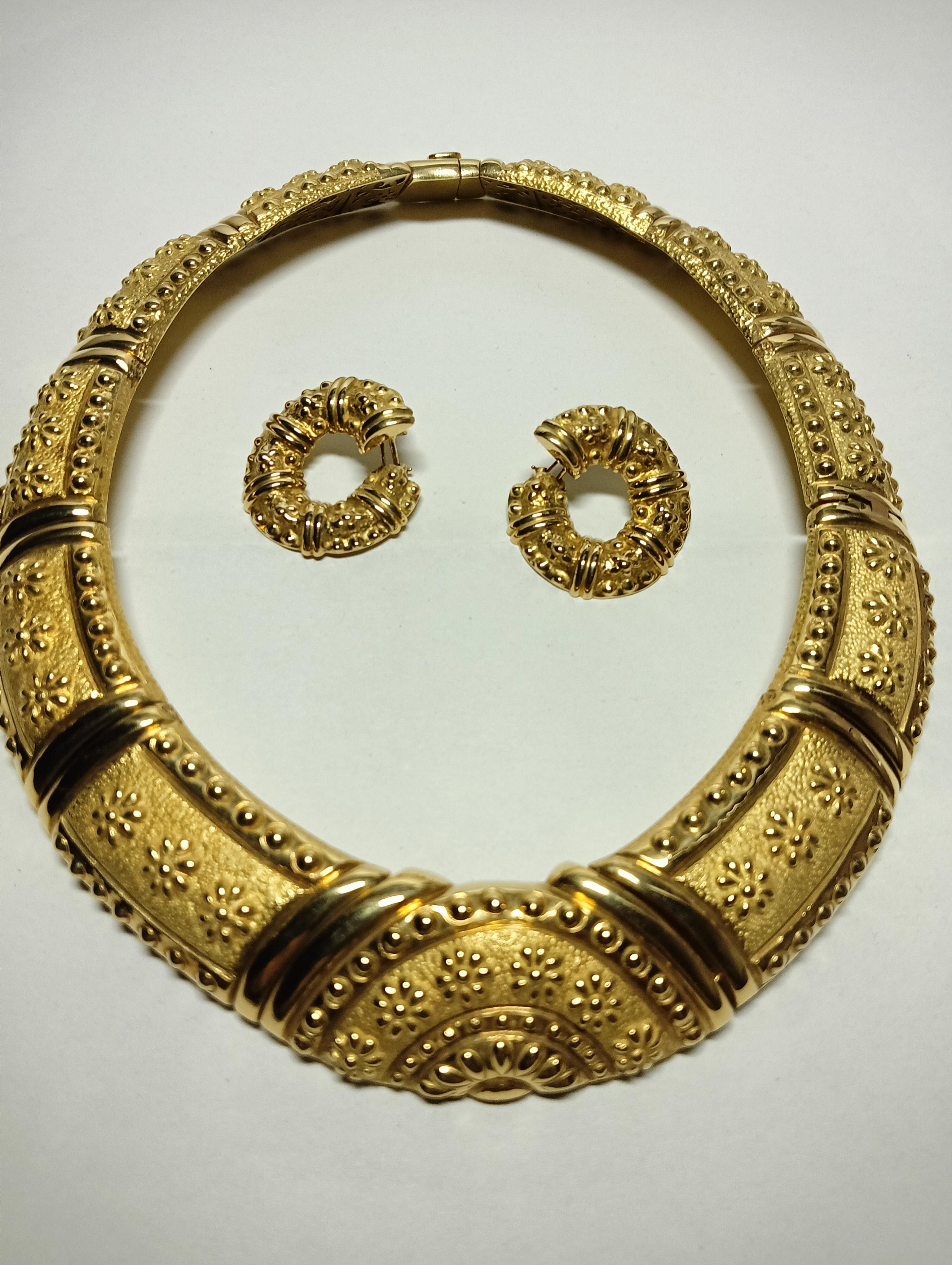 Contemporary Etruscan Style Necklace and Earrings in 18k Yellow Gold For Sale
