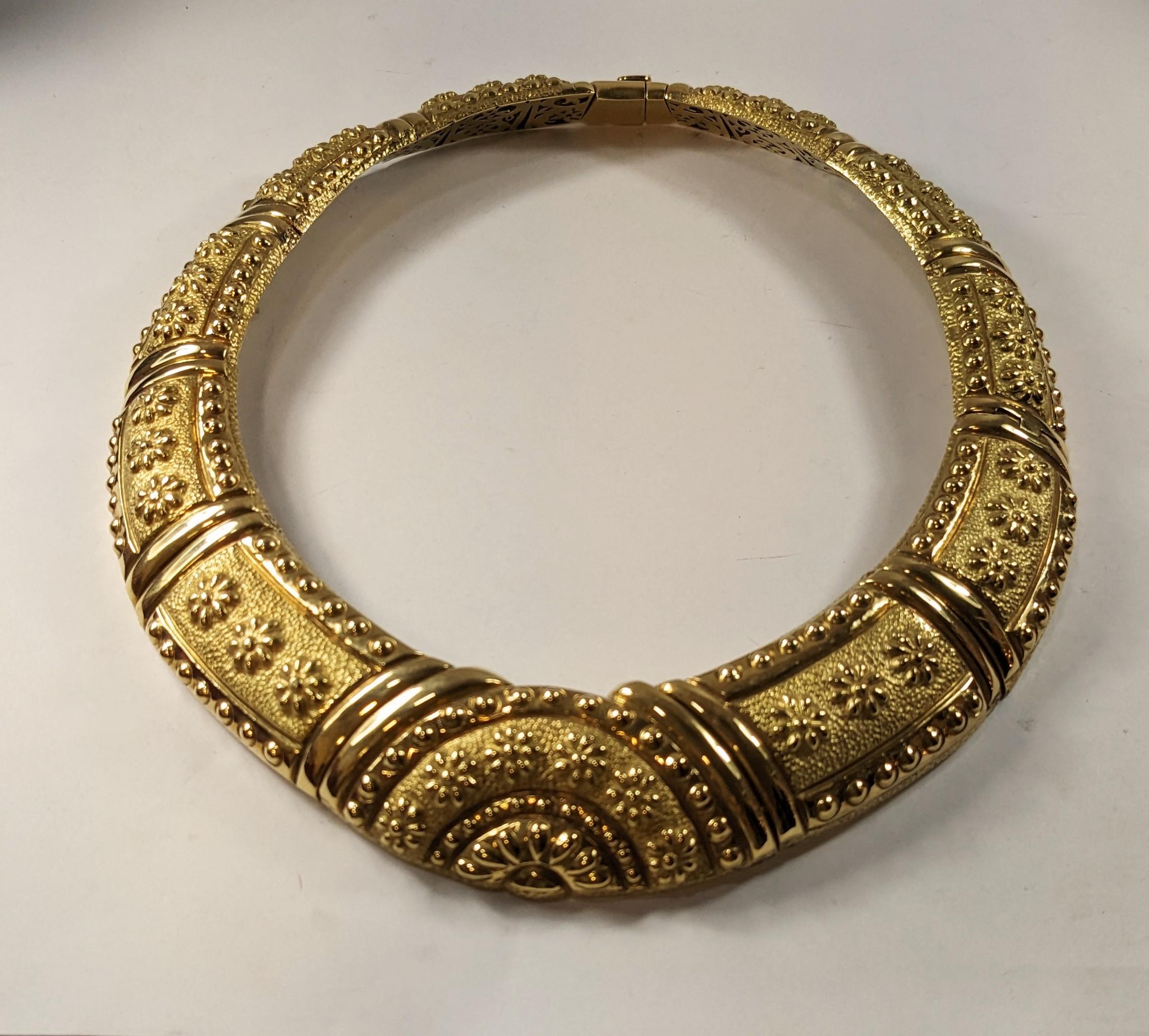  Collier étrusque en or jaune 18 carats
 Poids   225 grammes
Avec des boucles d'oreilles assorties

Irama Pradera est une créatrice espagnole dynamique et extravertie qui recherche toujours les meilleures pierres précieuses et combine des montages