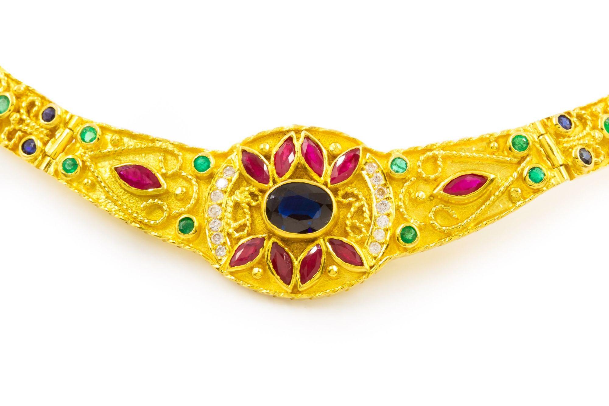 20ième siècle Collier de style étrusque en or massif 18 carats, saphir, diamant, rubis et émeraude en vente