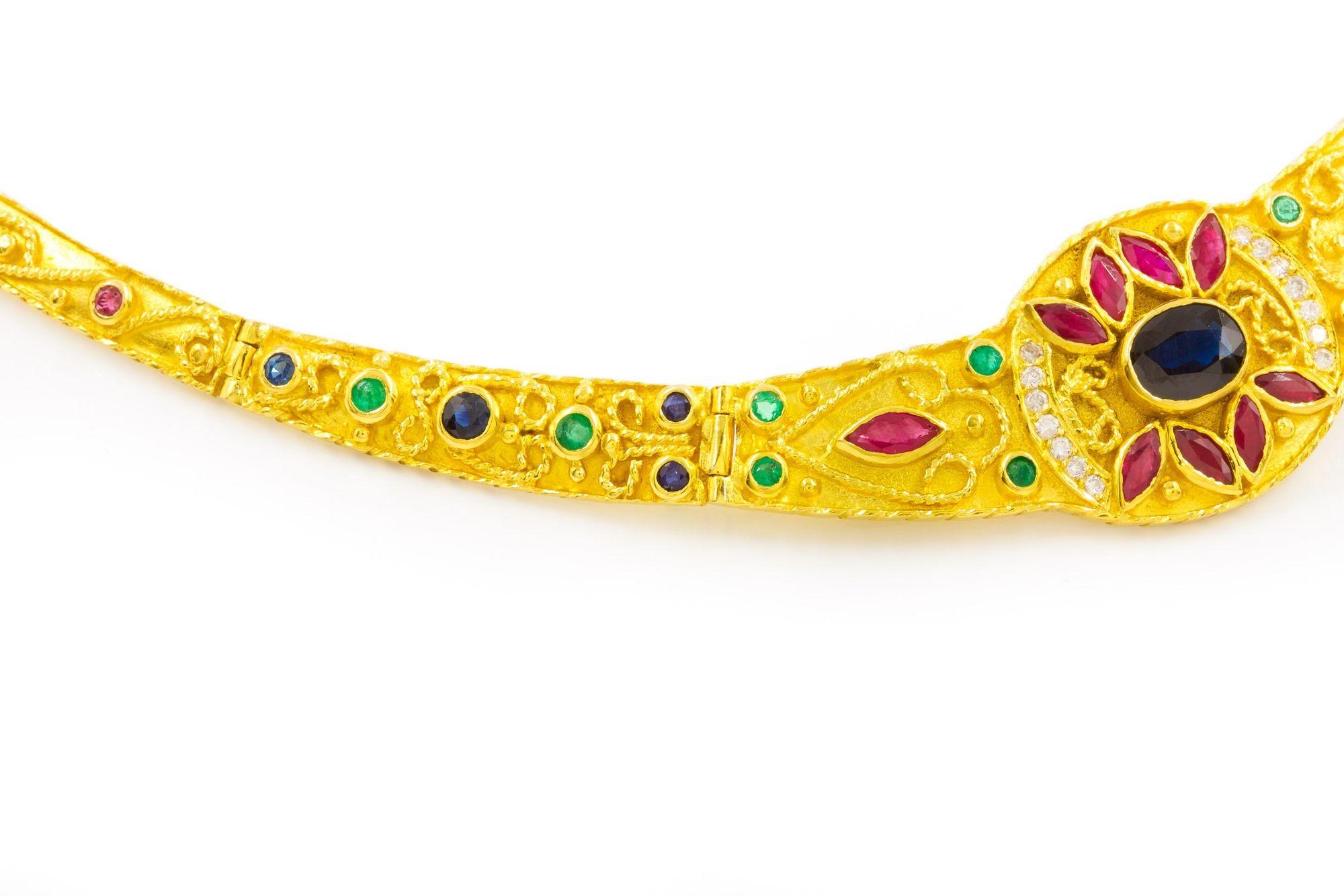 Halskette im etruskischen Stil aus massivem 18 Karat Gold, Saphir, Diamant, Rubin und Smaragd im Angebot 1