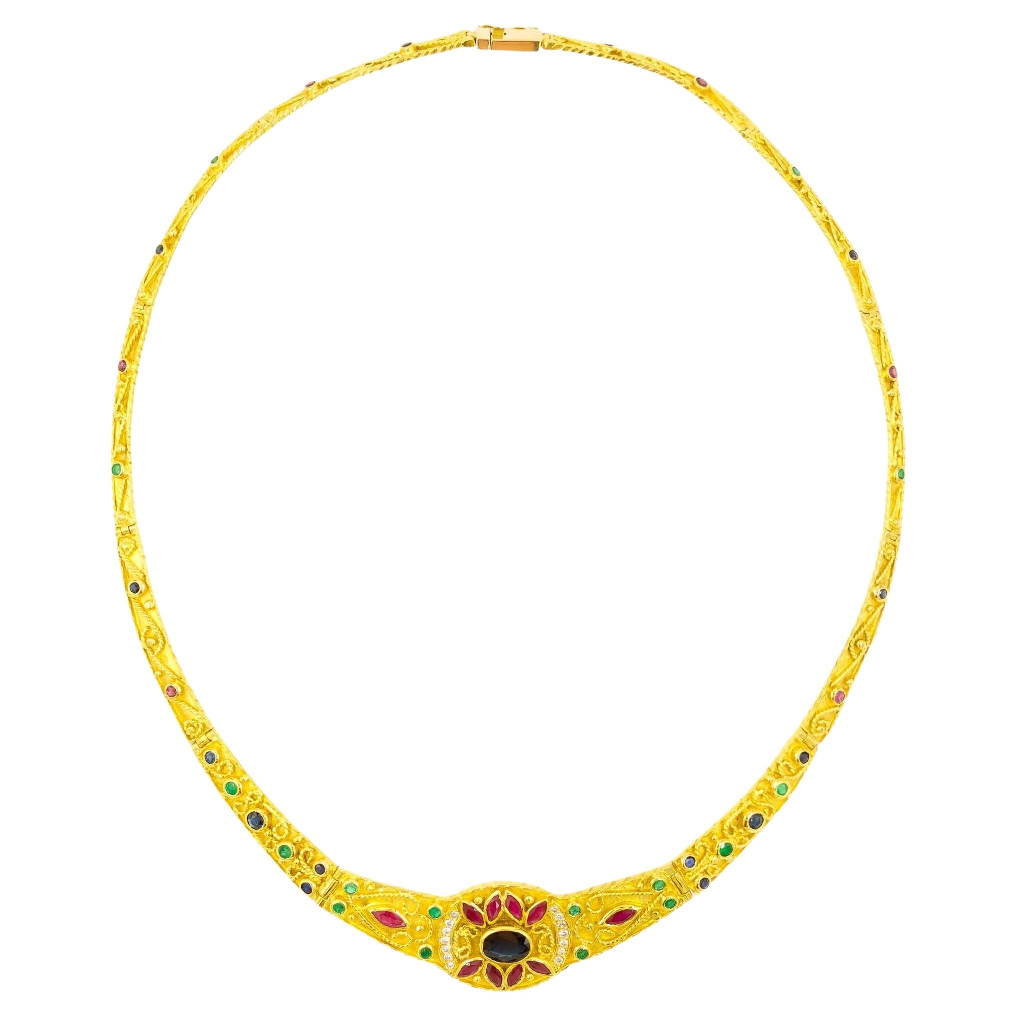 Halskette im etruskischen Stil aus massivem 18 Karat Gold, Saphir, Diamant, Rubin und Smaragd im Angebot