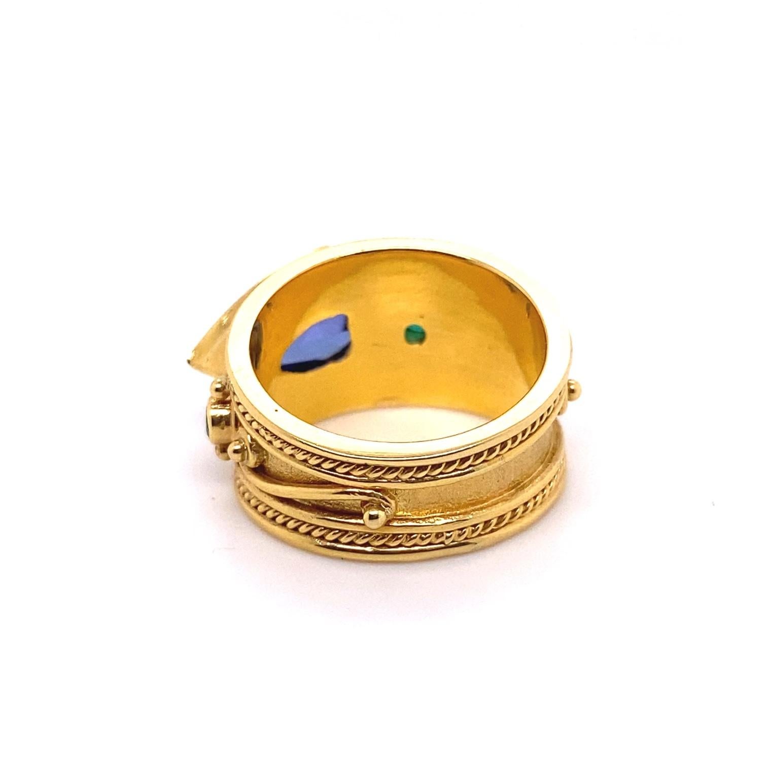 Im Angebot: Ring mit Tansanit und Smaragd im etruskischen Stil aus 18 Karat Gold () 4