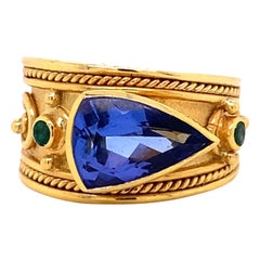 Anello in stile etrusco con tanzanite e smeraldo in oro 18 carati