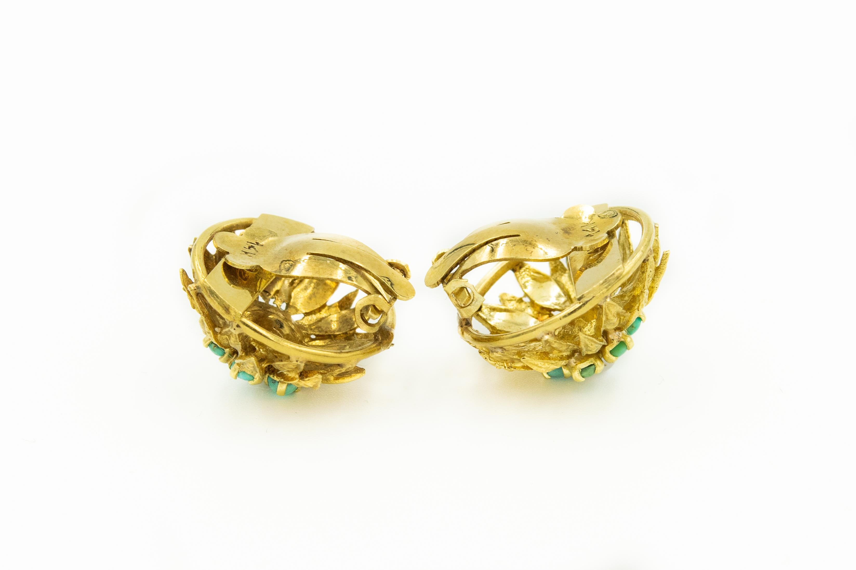 Cabochon Orecchini a clip a forma di foglia etrusca con turchese e perla in oro giallo in vendita