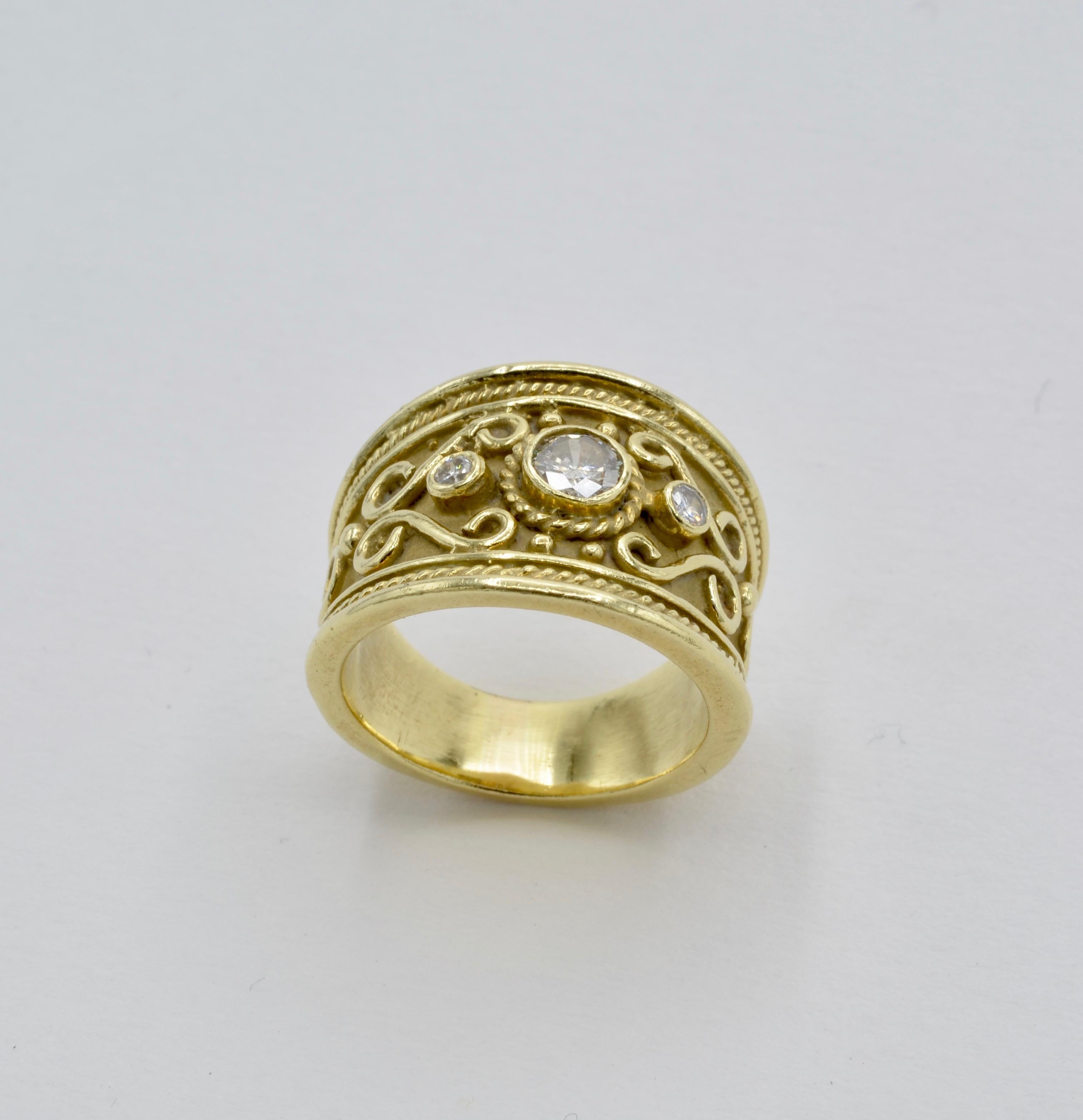 Dieses königliche breite Band Ring ist mit einem zentralen Diamanten Größe 0,30 Karat SI und zwei Seite Akzent Diamanten geschmückt - insgesamt Diamant Gewicht für den Ring ist 0,35 Karat. Der Ring aus 14-karätigem Gelbgold mit Spiralen und Wirbeln