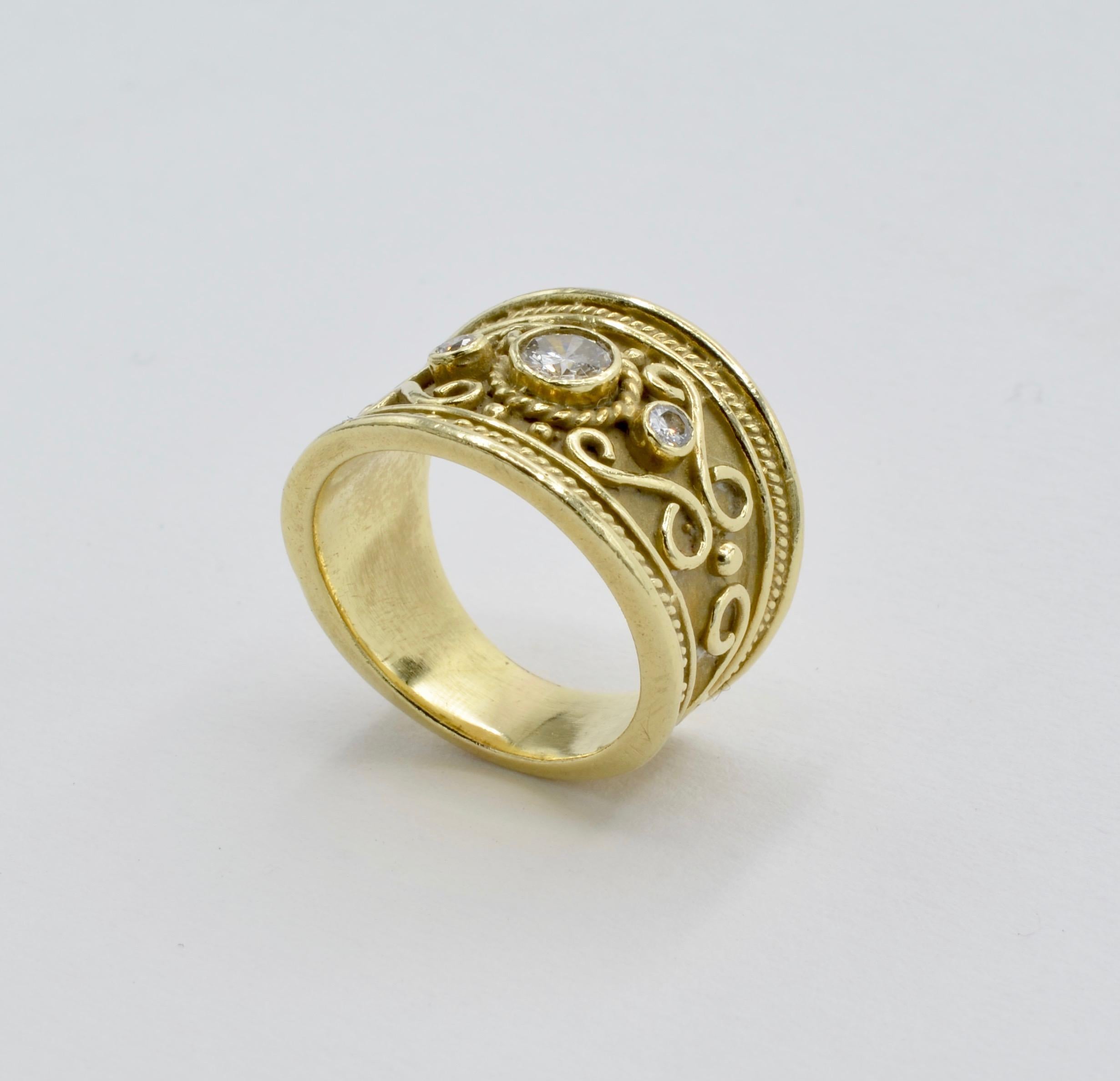 Breiter etruskischer Bandring aus Gelbgold mit Diamanten und Spiralen (Rundschliff)