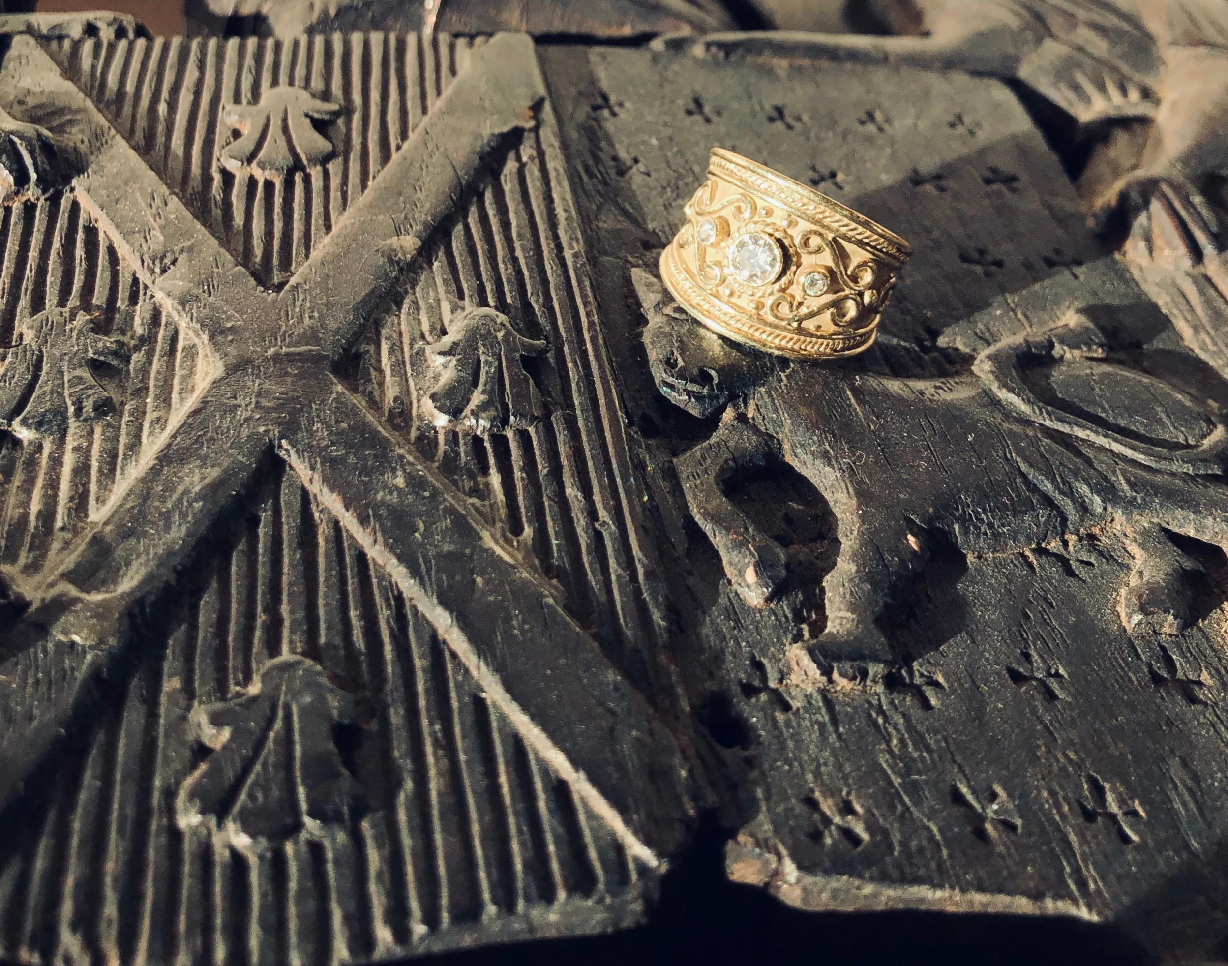Breiter etruskischer Bandring aus Gelbgold mit Diamanten und Spiralen 3