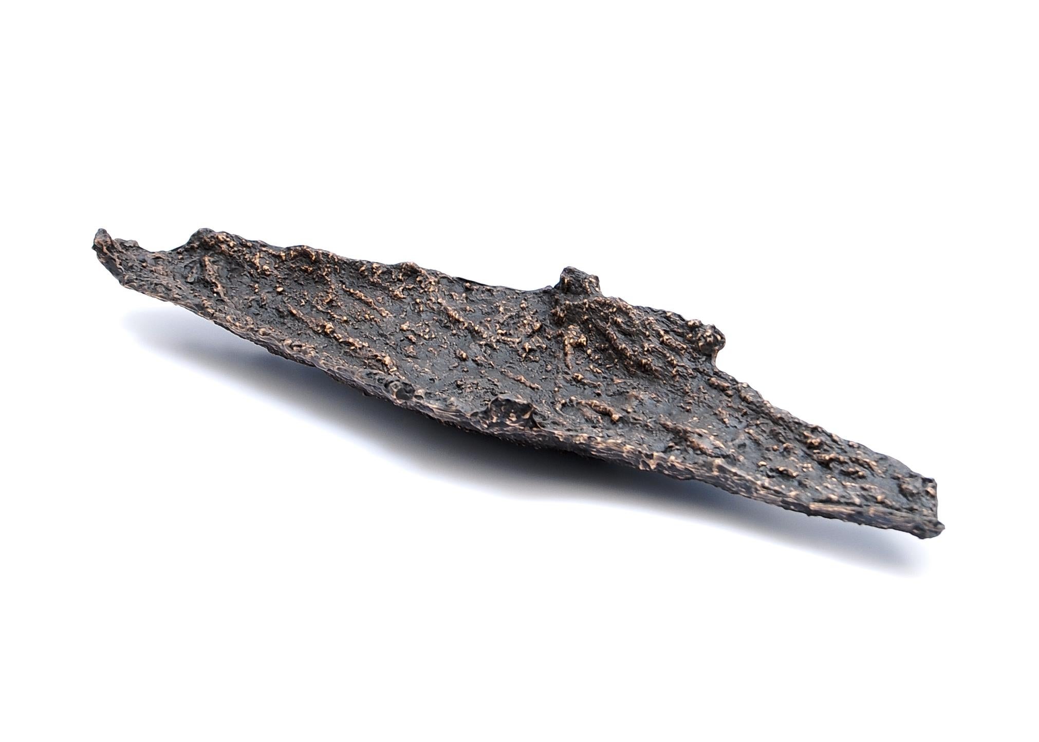Ciotola Etta di Fakasaka Design
Dimensioni: L 56,5 cm P 16,5 cm H 5 cm.
Materiali: bronzo nero/marrone.
Disponibile anche in bronzo lucido.

 FAKASAKA è un'azienda di design focalizzata sulla produzione di mobili, illuminazione, oggetti decorativi,