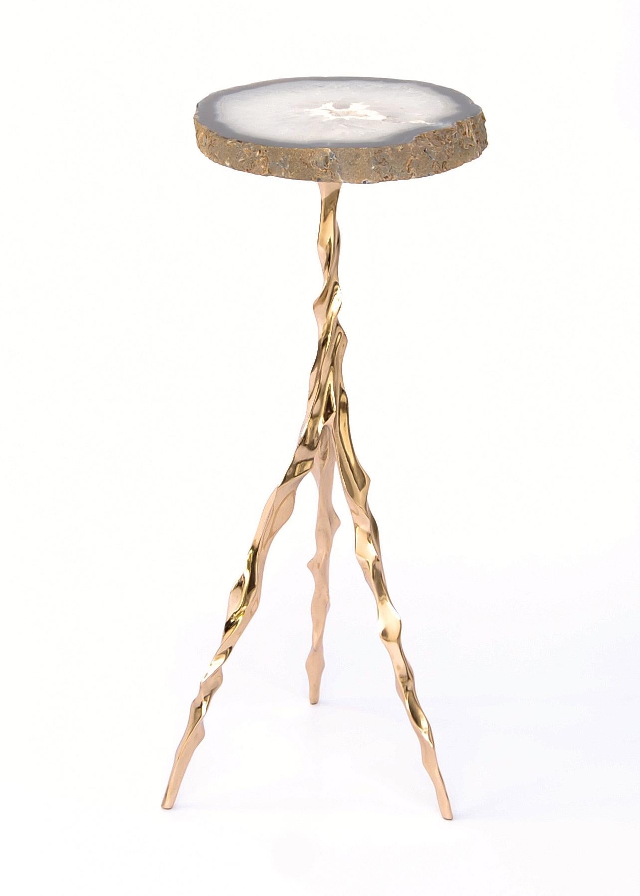 Table à boire Etta avec plateau en agate de Fakasaka Design.
Dimensions : L 27 cm, P 27 cm, H 62 cm.
Matériaux : base en bronze poli, plateau en agate.
 
Disponible également dans différents matériaux de plateau de table :
Marbre Nero Marquina